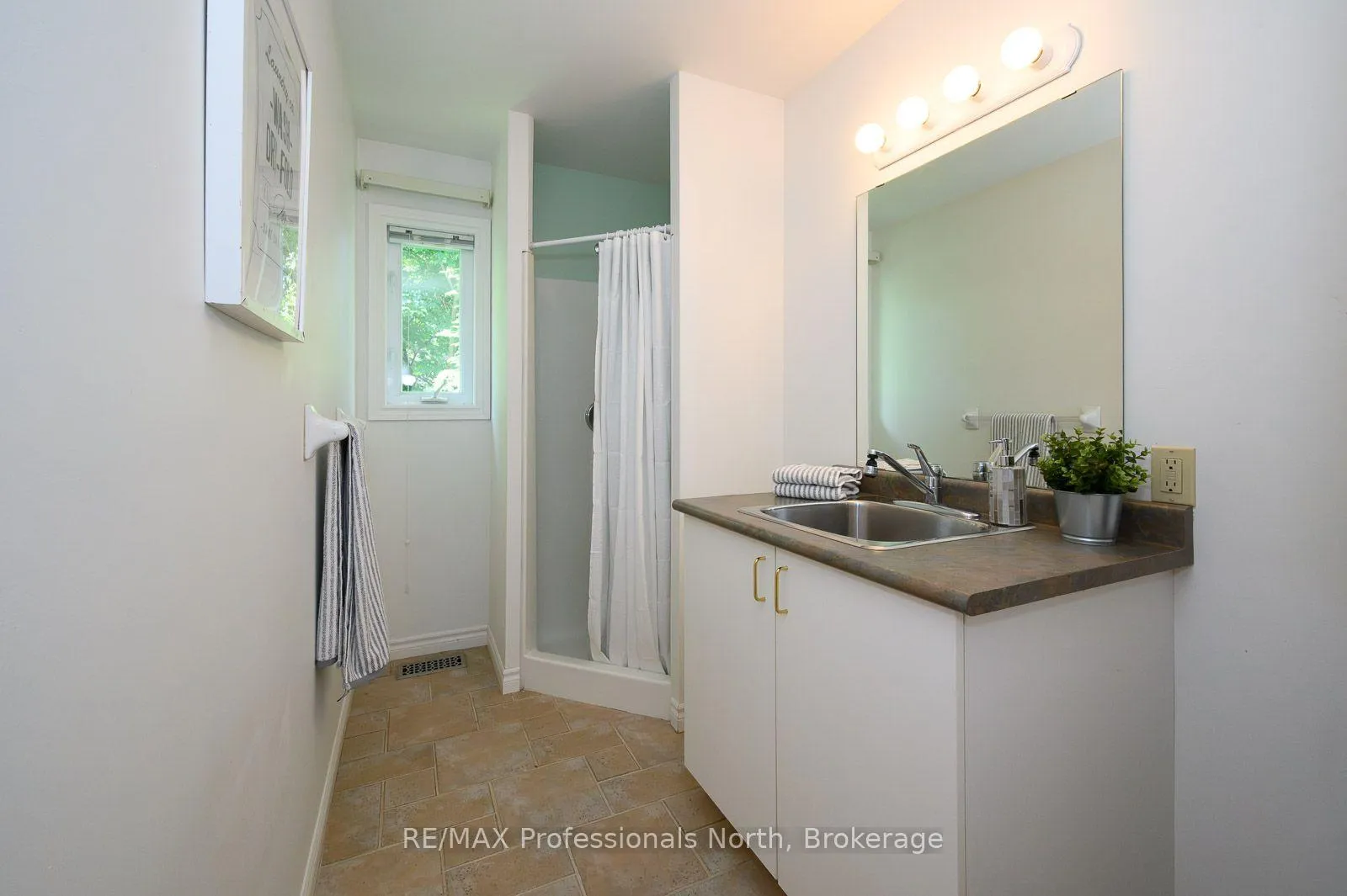 Photo 16 of 18 Heritage Crescent, Huntsville — HOMEH
