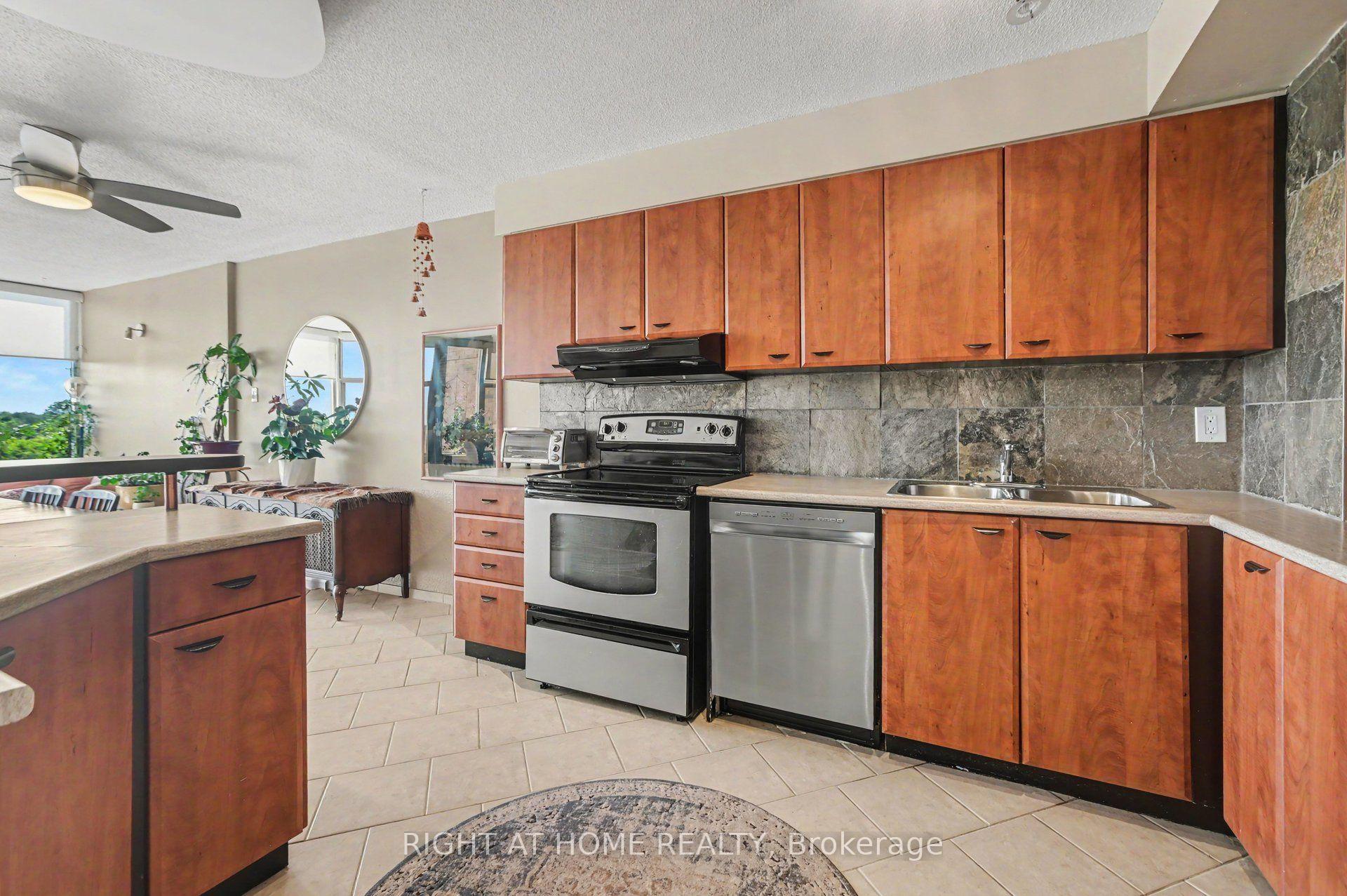 Photo 4 of Unit 701, 2759 Carousel Crescent, Ottawa, Emerald Woods/Sawmill Creek — HOMEH