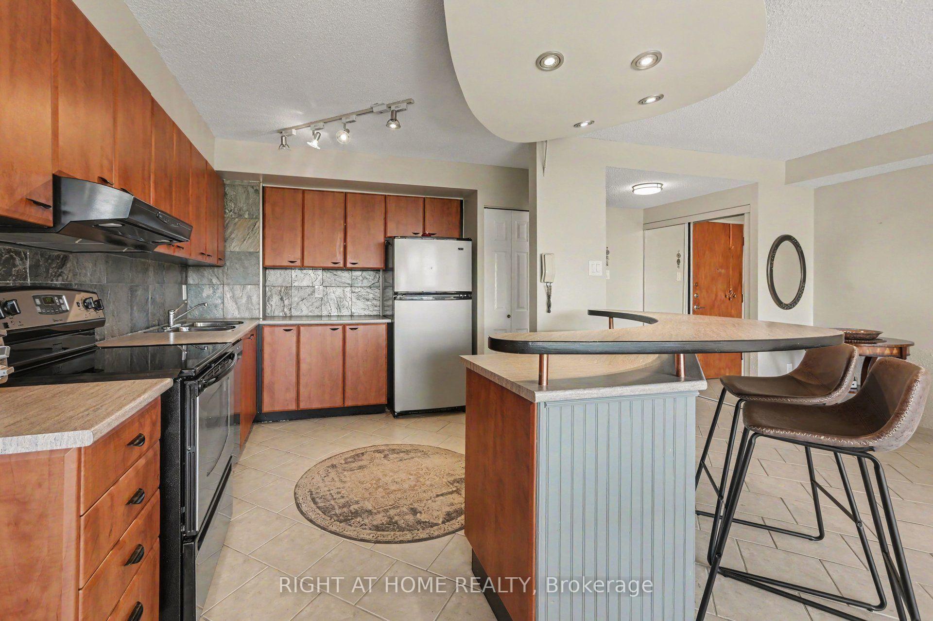 Photo 5 of Unit 701, 2759 Carousel Crescent, Ottawa, Emerald Woods/Sawmill Creek — HOMEH