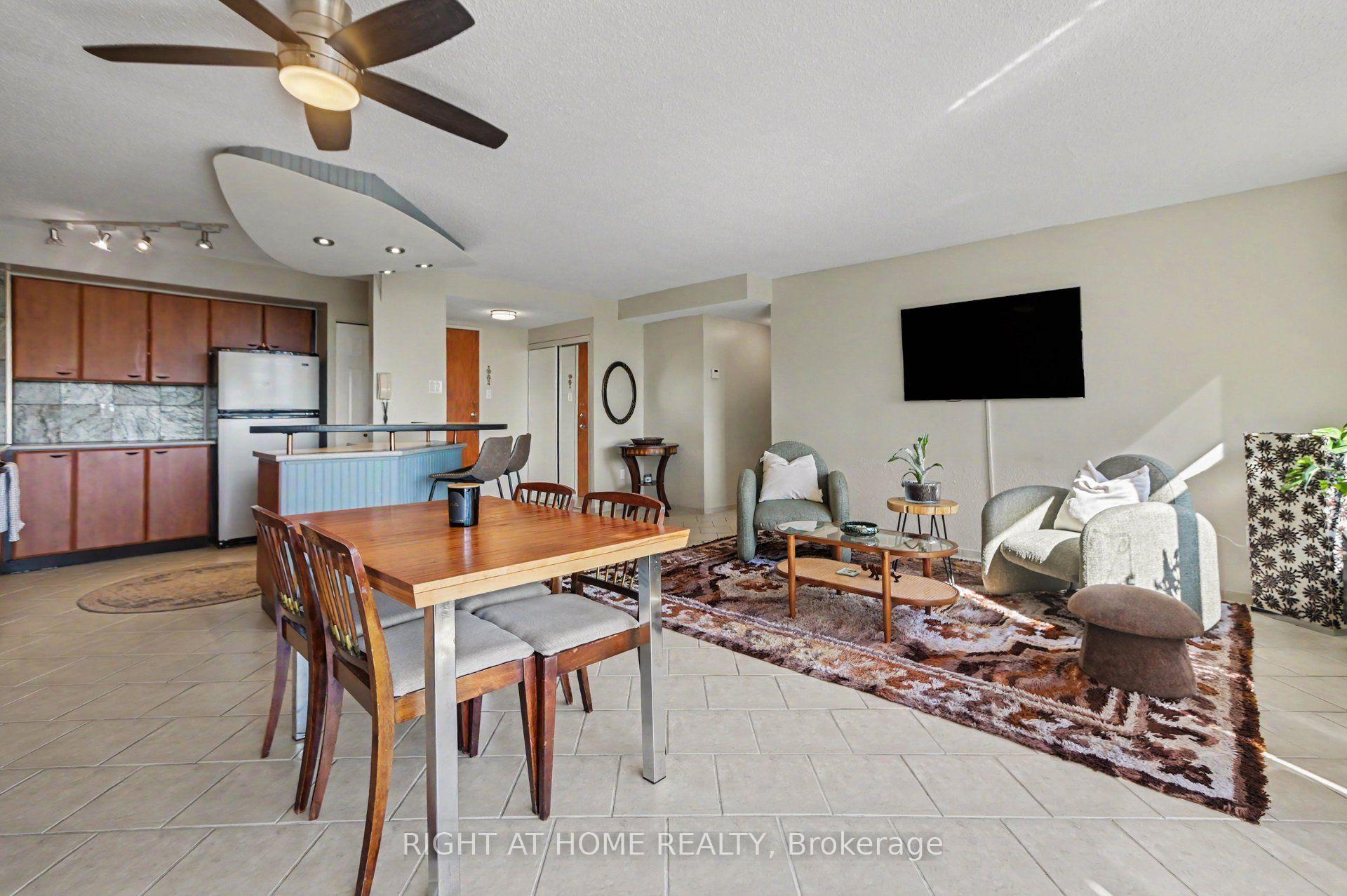 Photo 7 of Unit 701, 2759 Carousel Crescent, Ottawa, Emerald Woods/Sawmill Creek — HOMEH