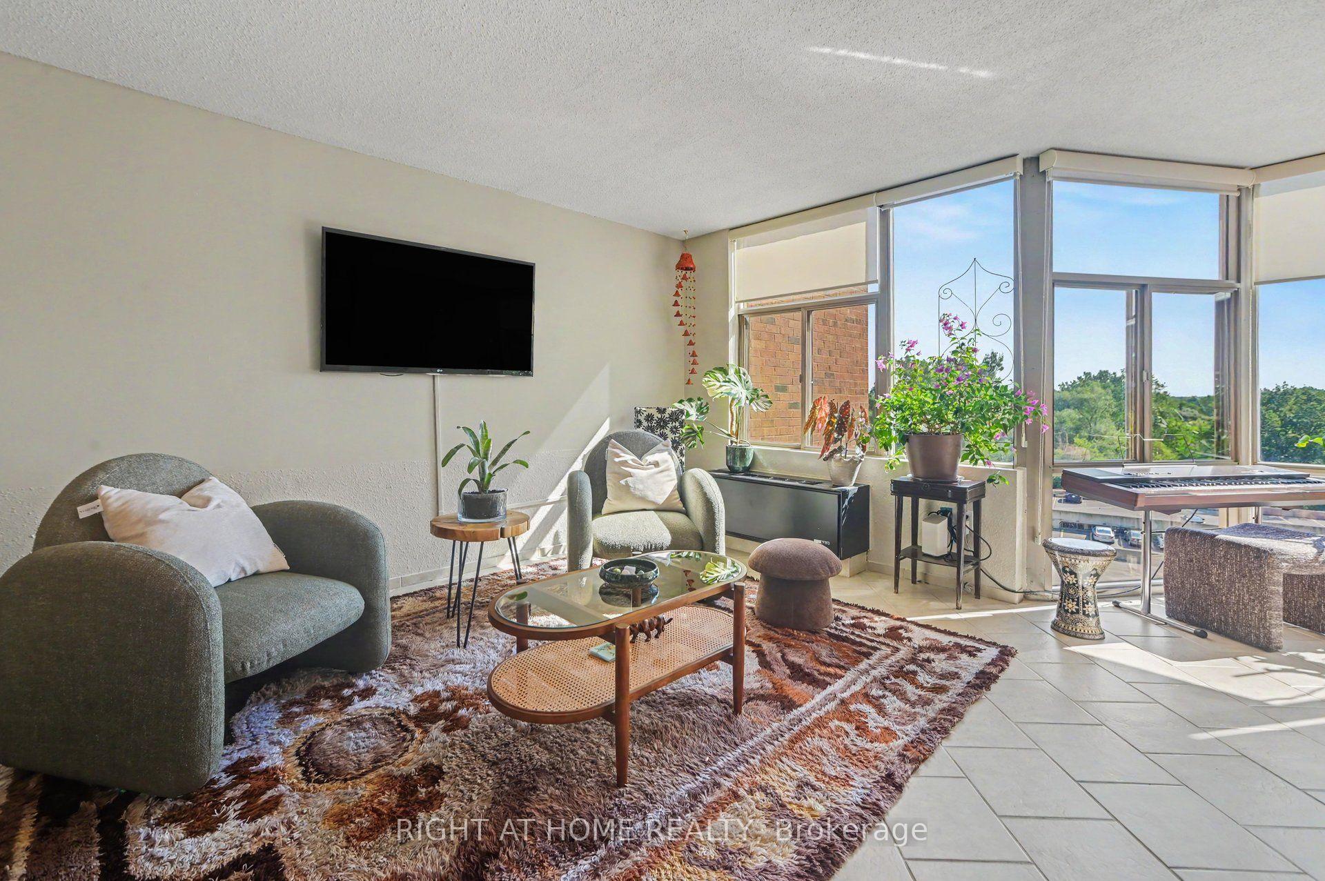 Photo 8 of Unit 701, 2759 Carousel Crescent, Ottawa, Emerald Woods/Sawmill Creek — HOMEH