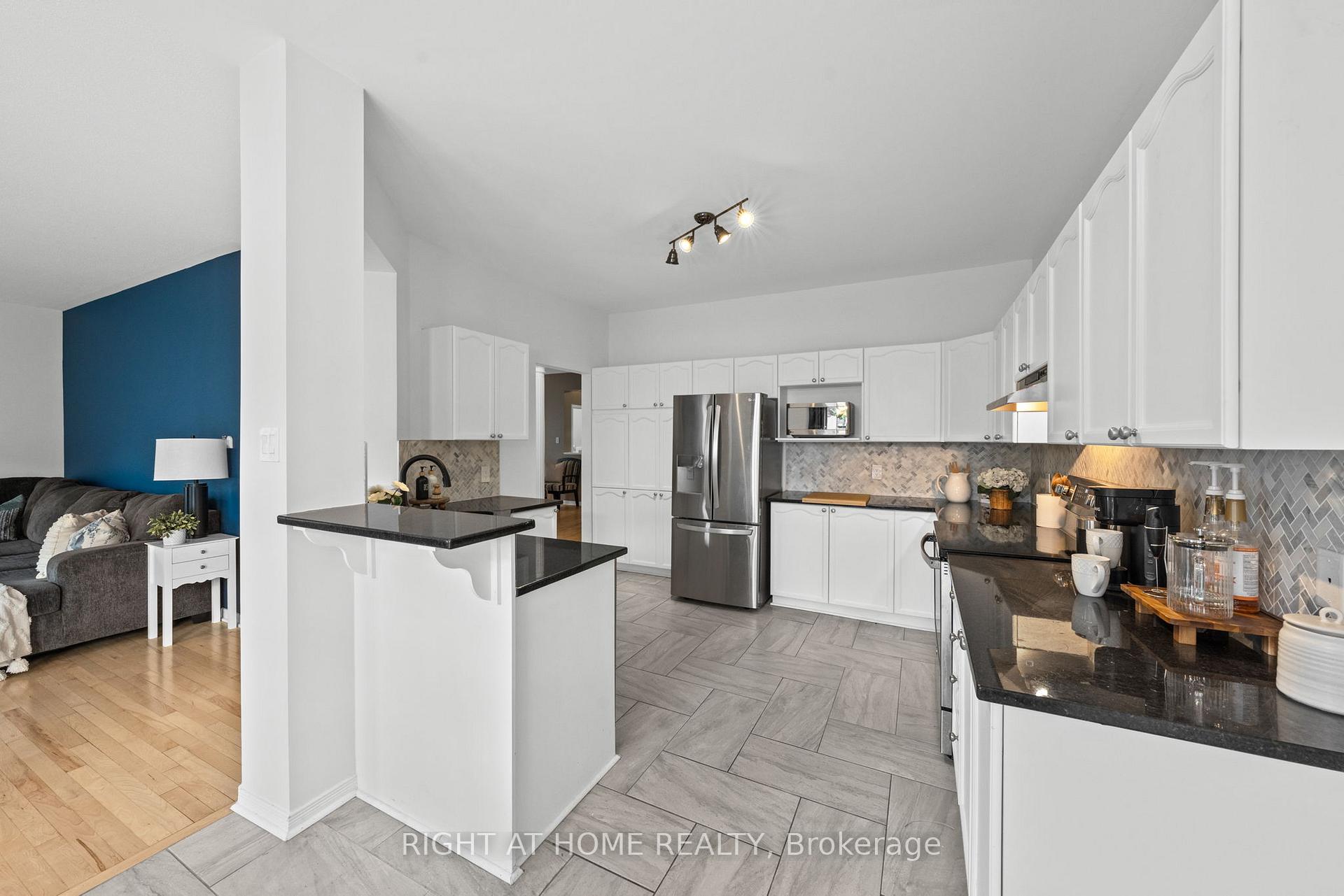 Photo 13 of 517 Stonechurch Way, Ottawa, Barrhaven - Cedargrove/Fraserdale — HOMEH