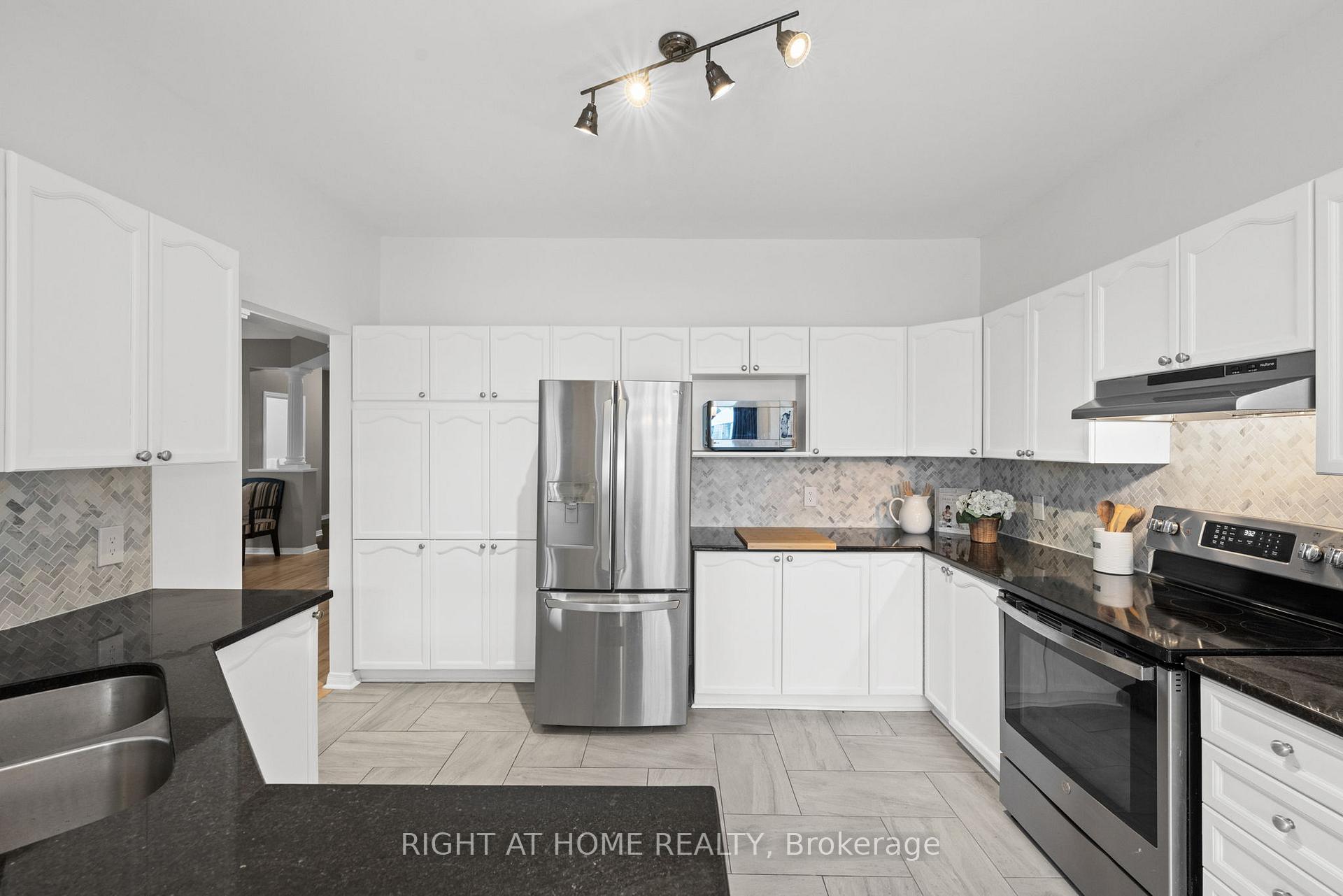 Photo 14 of 517 Stonechurch Way, Ottawa, Barrhaven - Cedargrove/Fraserdale — HOMEH