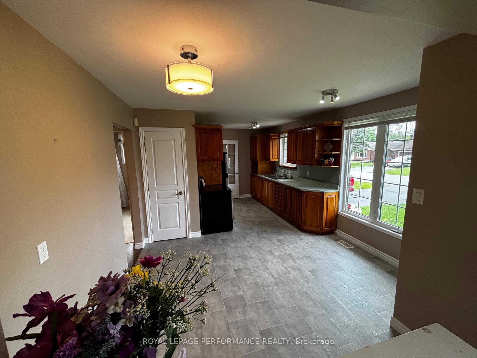 Photo 5 of 3013 Johnston Avenue, Cornwall, Cornwall — HOMEH
