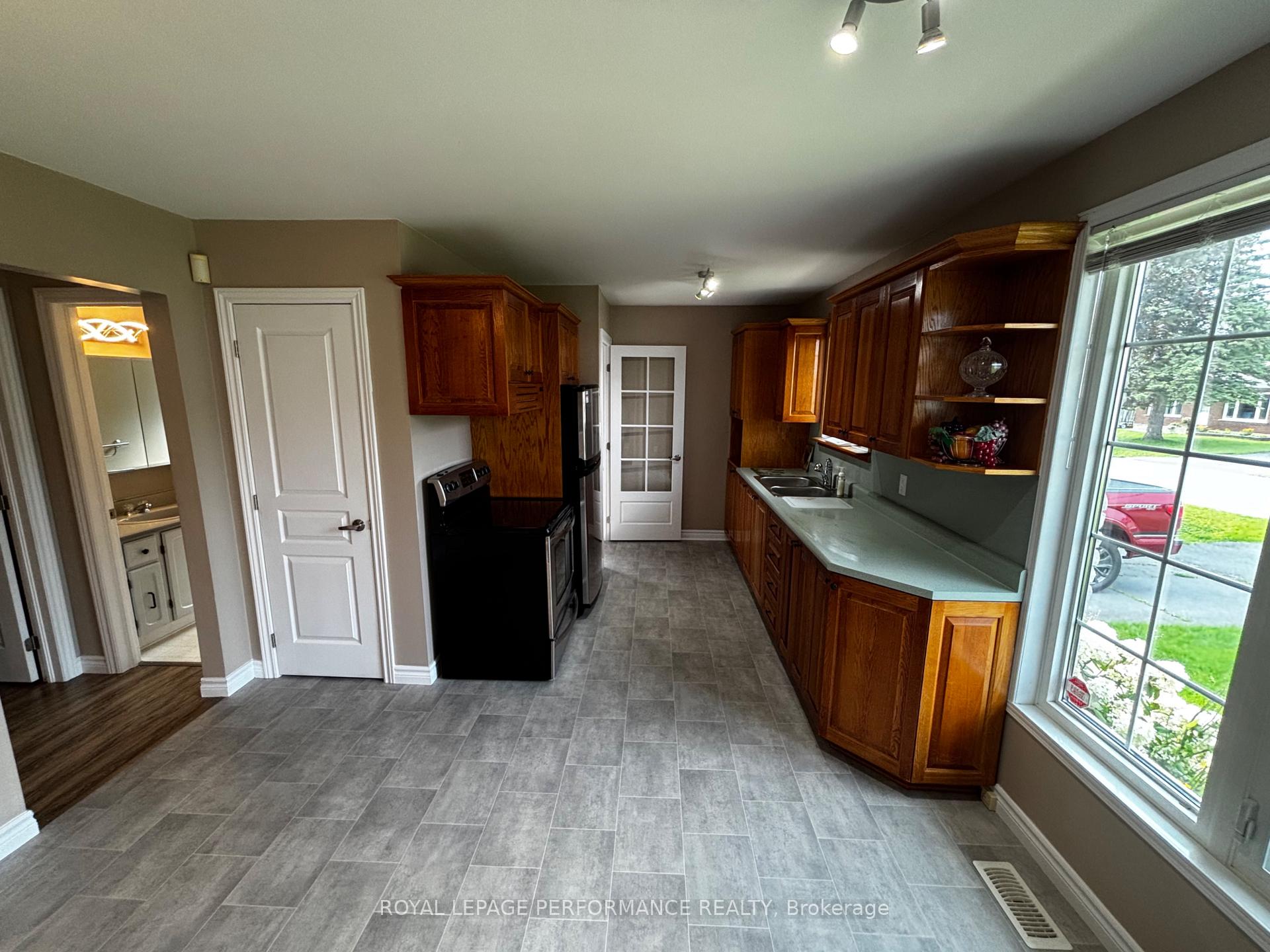 Photo 6 of 3013 Johnston Avenue, Cornwall, Cornwall — HOMEH