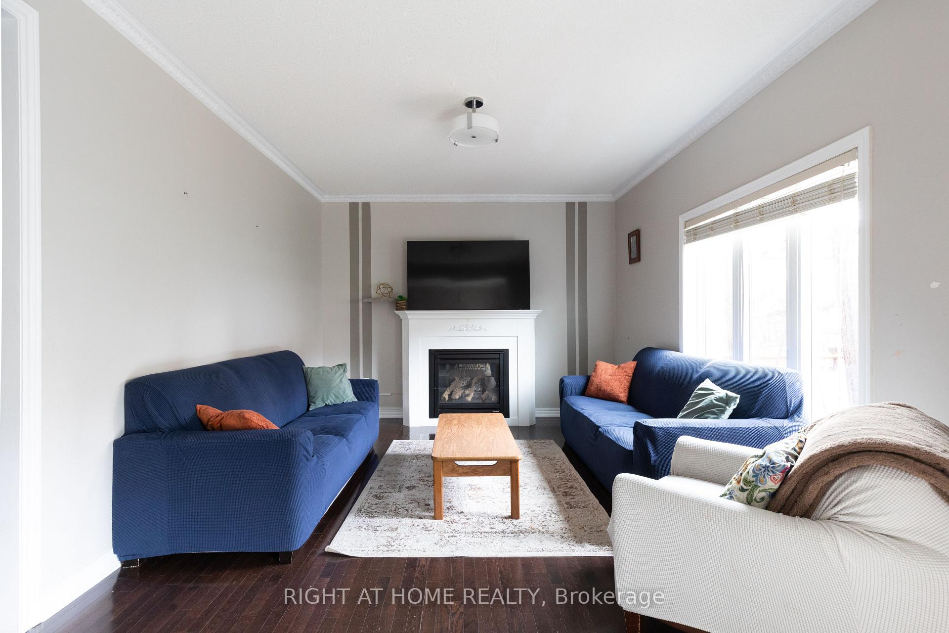Photo 3 of 182 Maurier Boulevard, Vaughan, Patterson — HOMEH