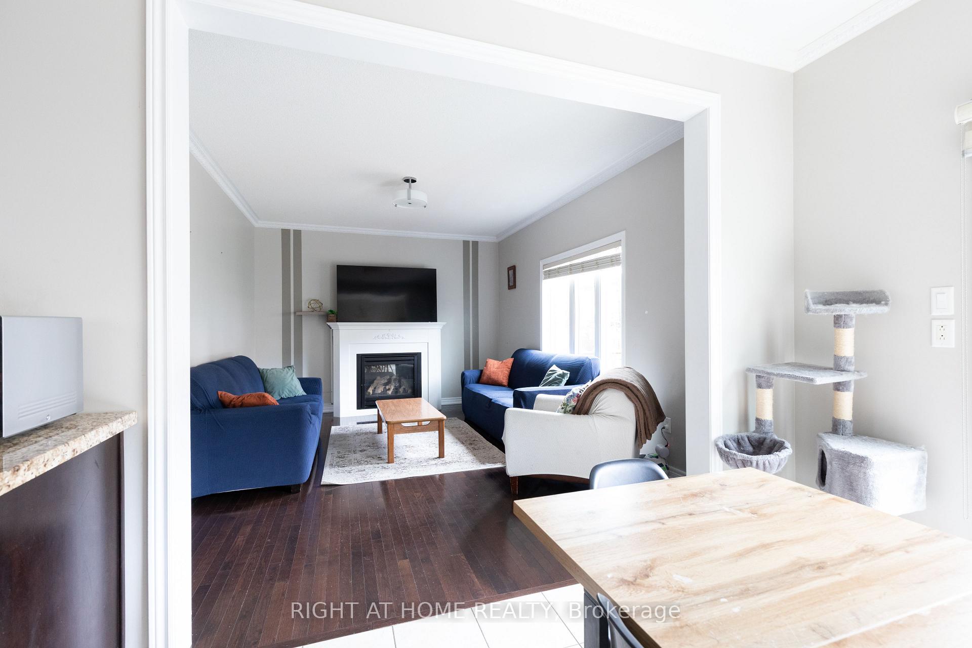 Photo 4 of 182 Maurier Boulevard, Vaughan, Patterson — HOMEH