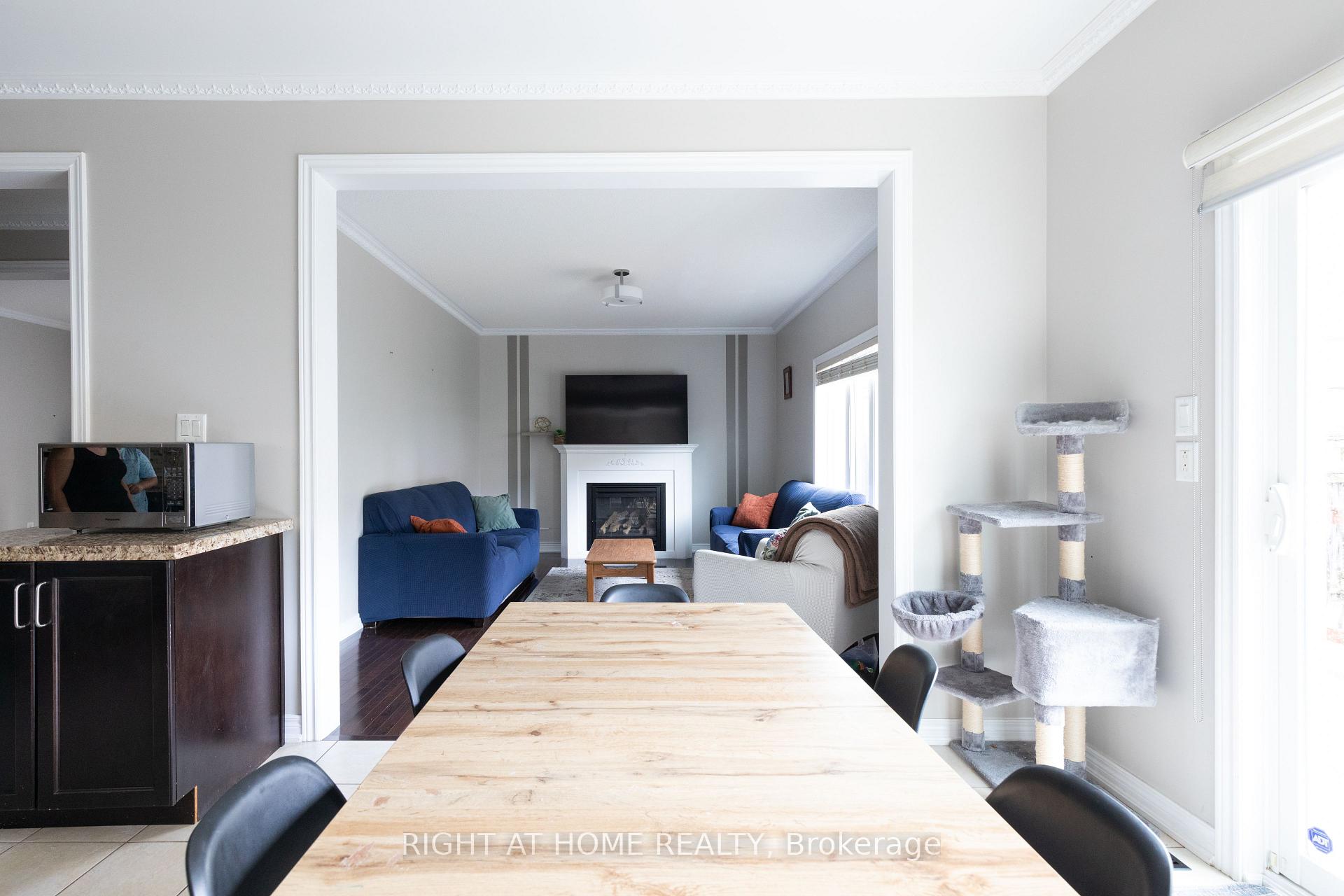 Photo 5 of 182 Maurier Boulevard, Vaughan, Patterson — HOMEH