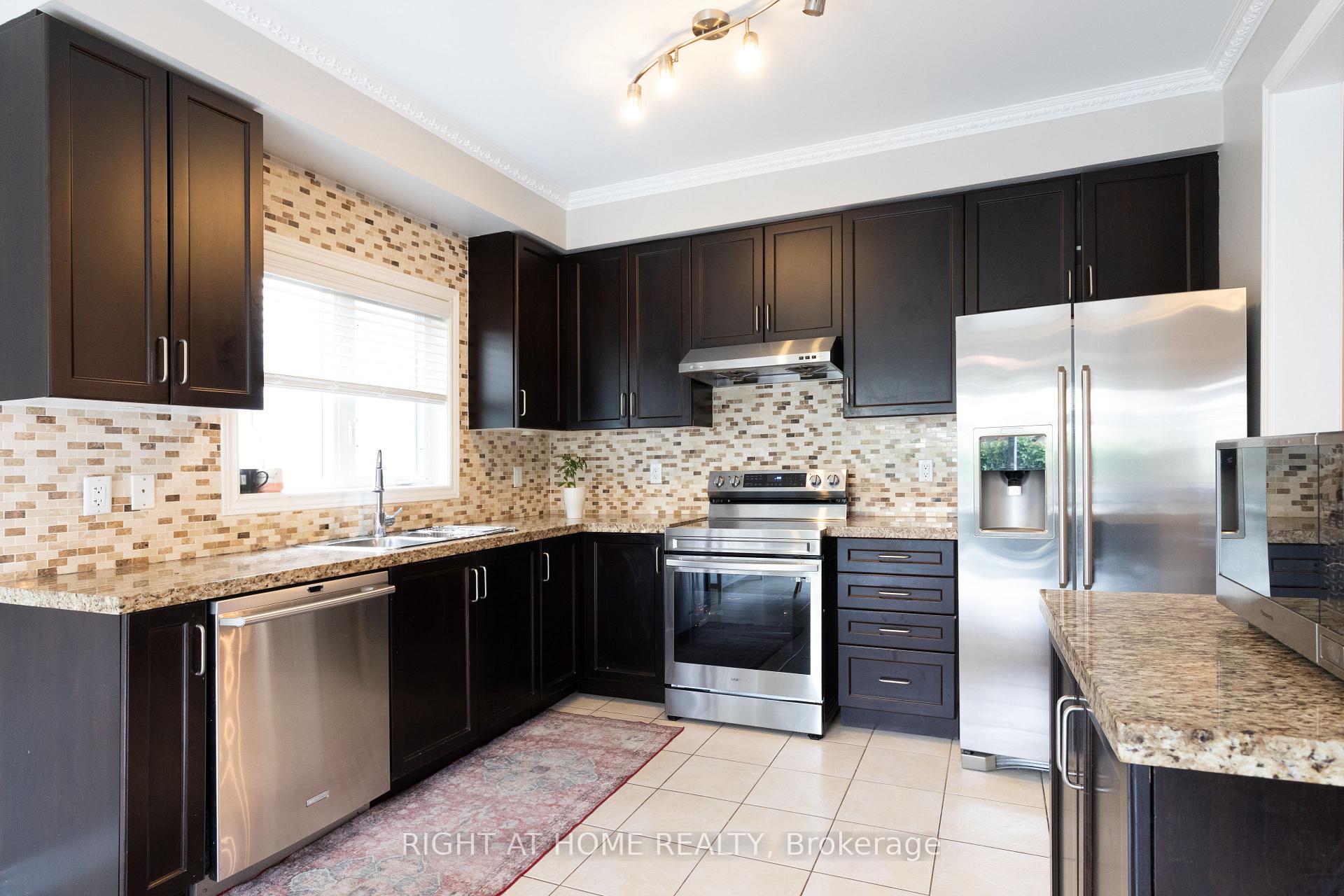 Photo 8 of 182 Maurier Boulevard, Vaughan, Patterson — HOMEH