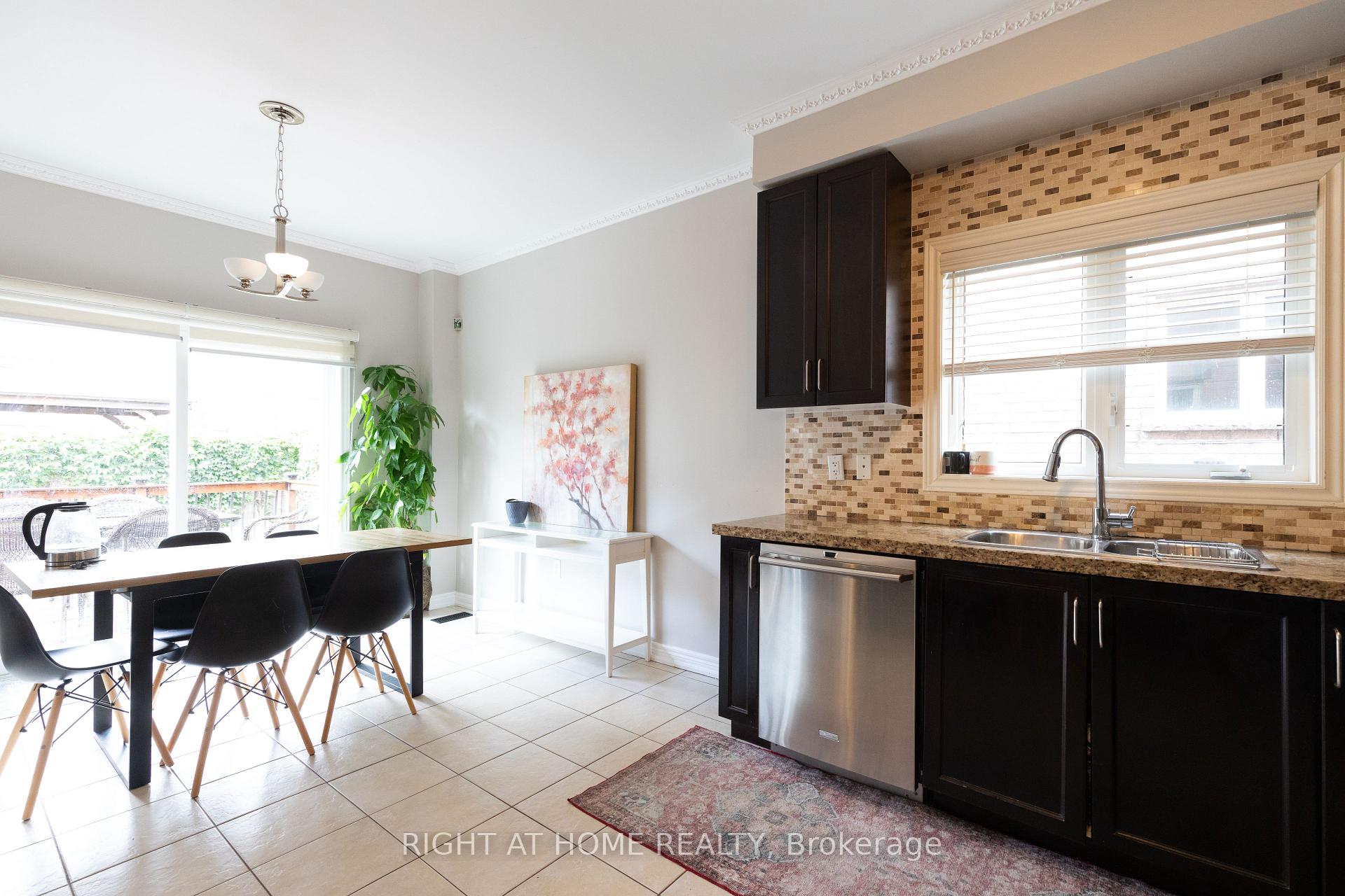 Photo 10 of 182 Maurier Boulevard, Vaughan, Patterson — HOMEH