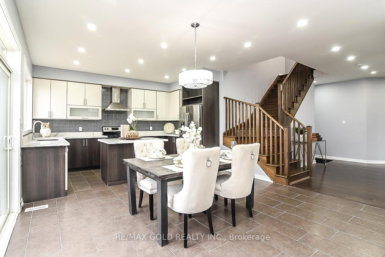 Photo 9 of 206 Crafter Crescent, Hamilton, Stoney Creek Mountain — HOMEH