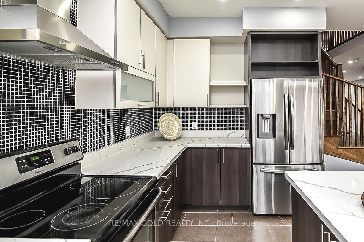 Photo 12 of 206 Crafter Crescent, Hamilton, Stoney Creek Mountain — HOMEH