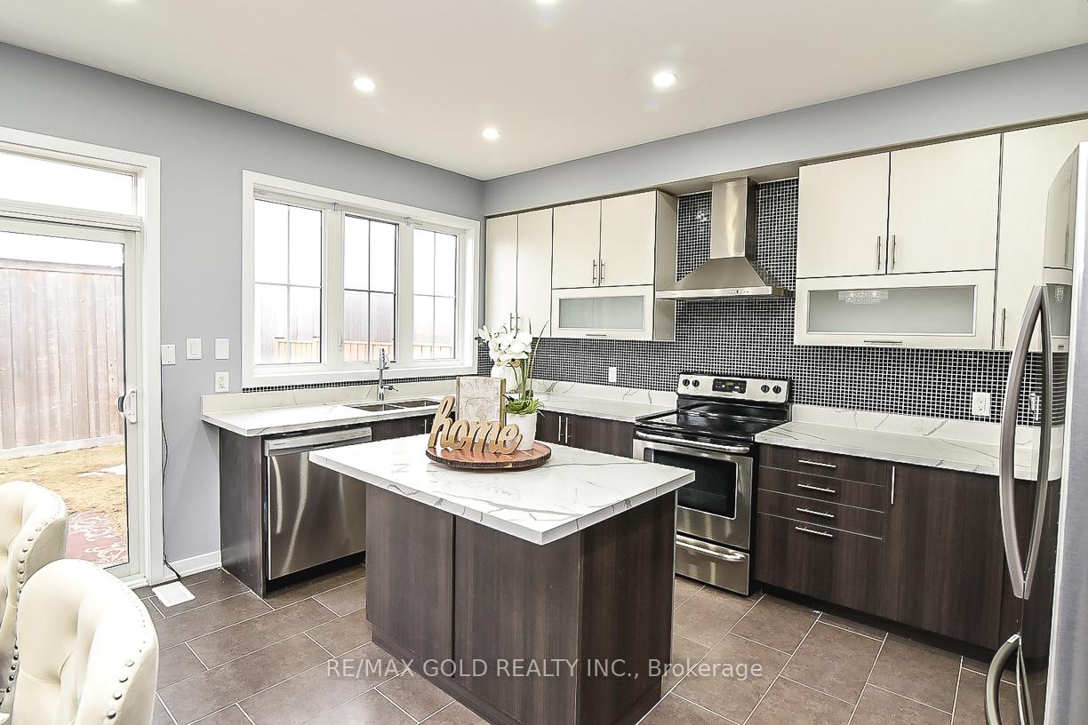 Photo 14 of 206 Crafter Crescent, Hamilton, Stoney Creek Mountain — HOMEH