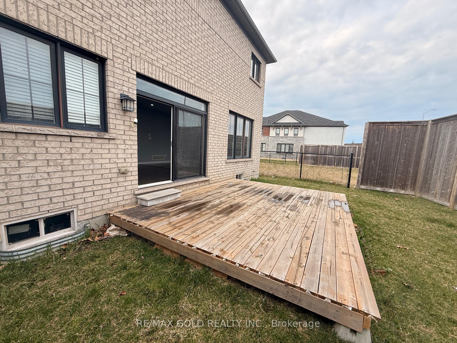 Photo 39 of 206 Crafter Crescent, Hamilton, Stoney Creek Mountain — HOMEH