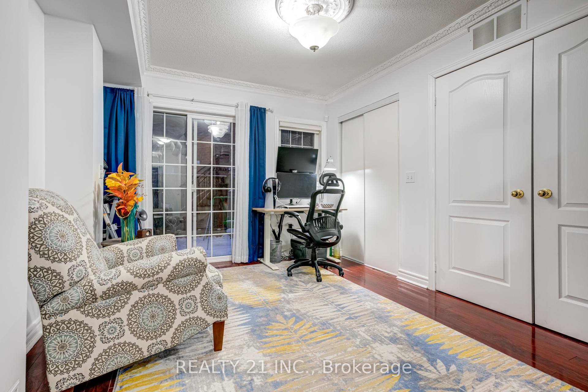 Photo 3 of 17 Rock Haven Lane, Brampton, Downtown Brampton — HOMEH