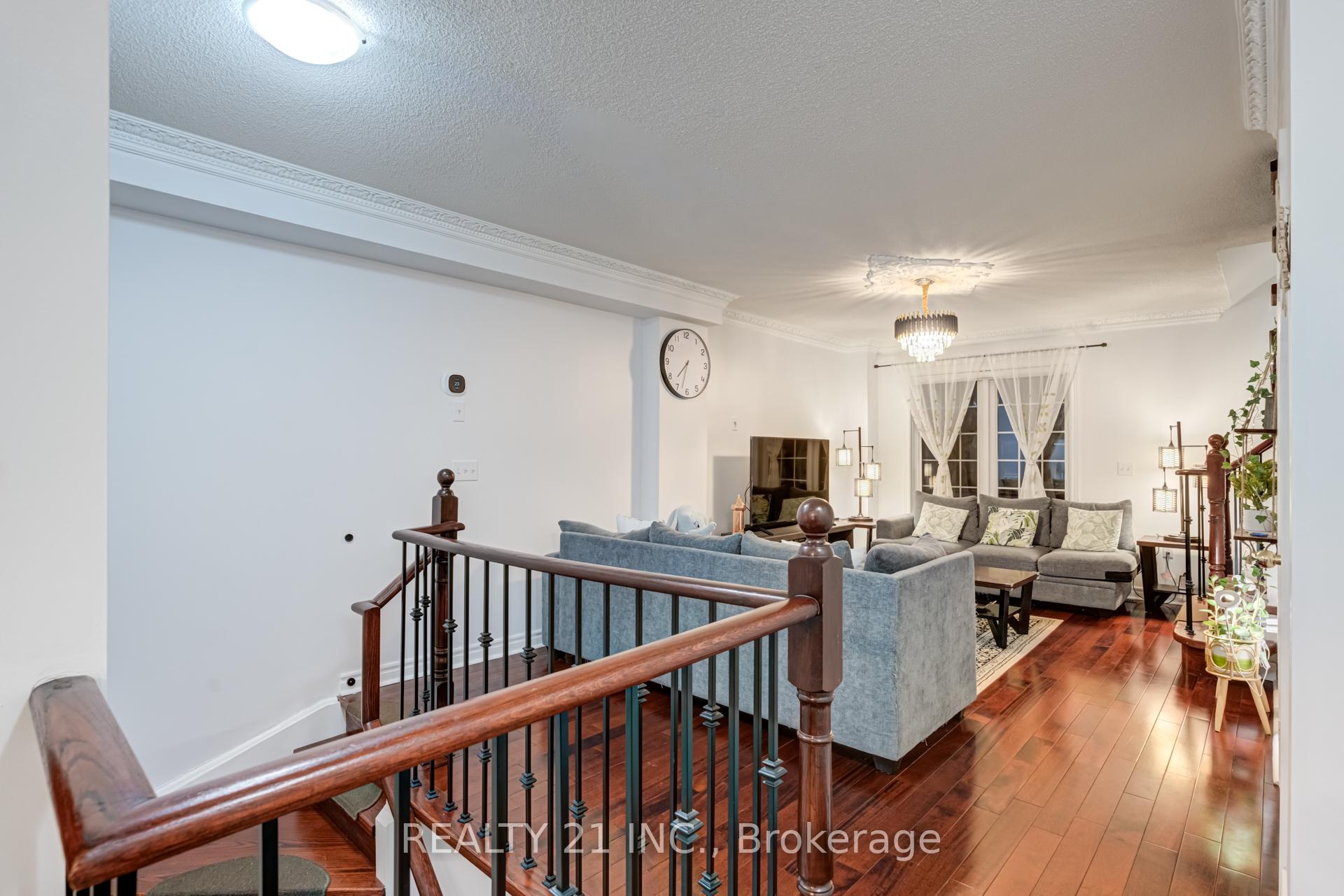 Photo 5 of 17 Rock Haven Lane, Brampton, Downtown Brampton — HOMEH