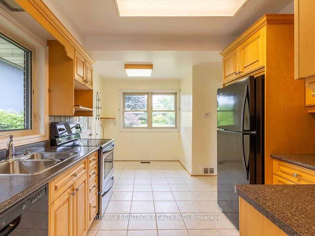 Photo 8 of 7 Anewen Drive, North York, Victoria Village — HOMEH