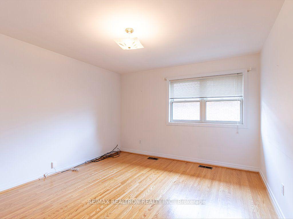 Photo 24 of 7 Anewen Drive, North York, Victoria Village — HOMEH