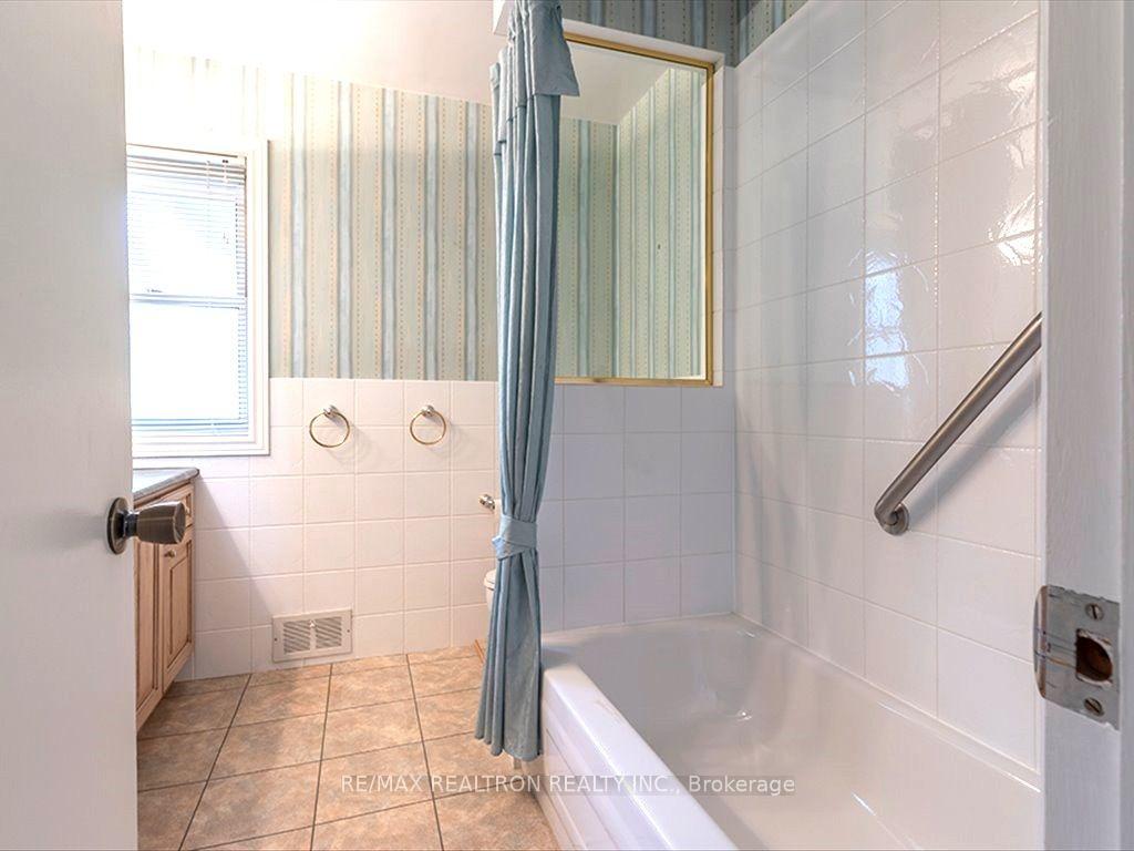 Photo 26 of 7 Anewen Drive, North York, Victoria Village — HOMEH