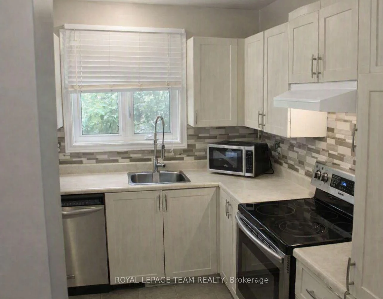 Photo 9 of 503 Sidney Drive SE, Ottawa, Fallingbrook/Pineridge — HOMEH