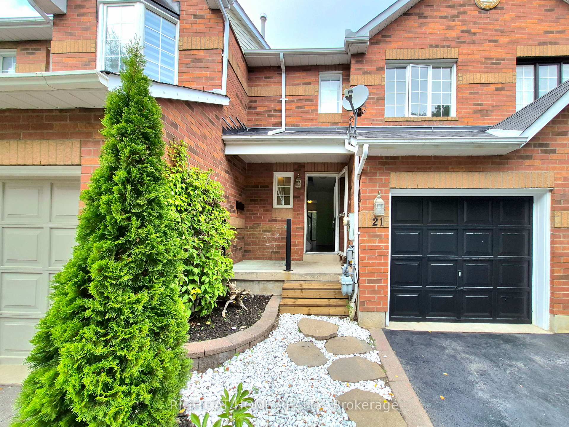 Photo 2 of 21 Mccullock Crescent, Ajax, Northwest Ajax — HOMEH
