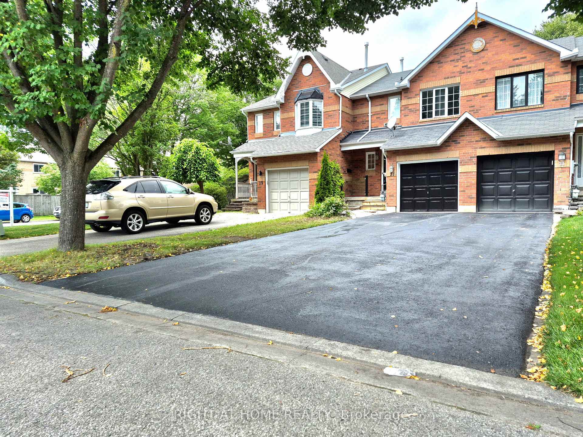 Photo 3 of 21 Mccullock Crescent, Ajax, Northwest Ajax — HOMEH