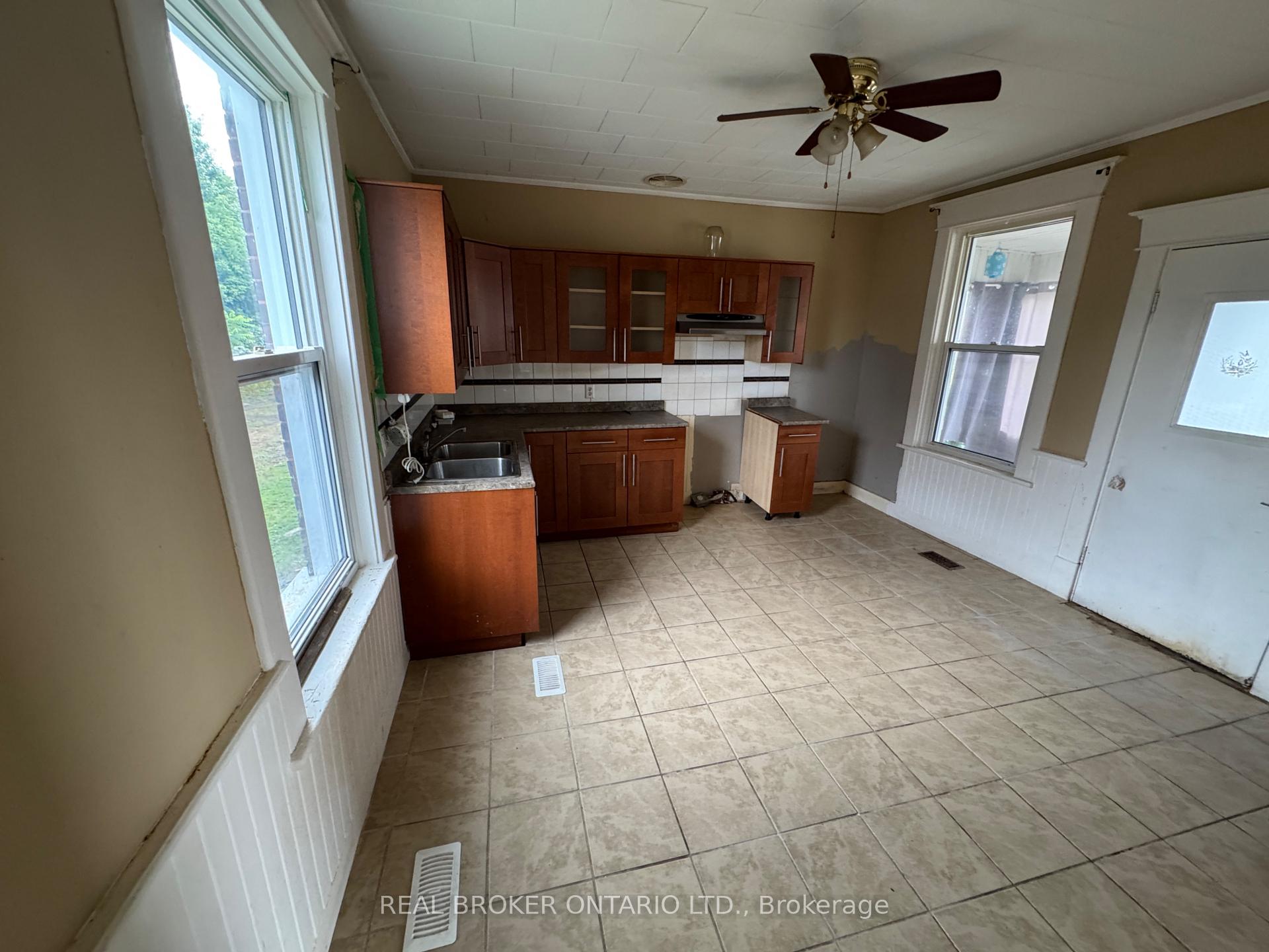 Photo 16 of 45 Alice Street, Smiths Falls, Smiths Falls — HOMEH