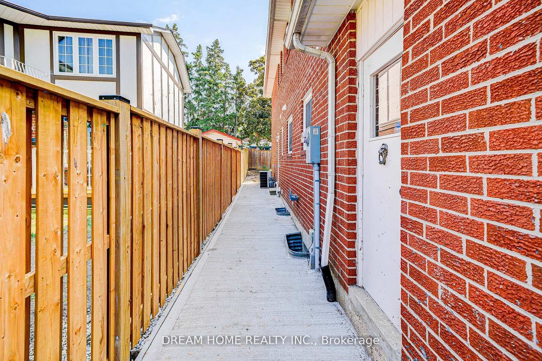 Photo 2 of Unit Lower, 23 Manorcrest Street, Brampton, Central Park — HOMEH