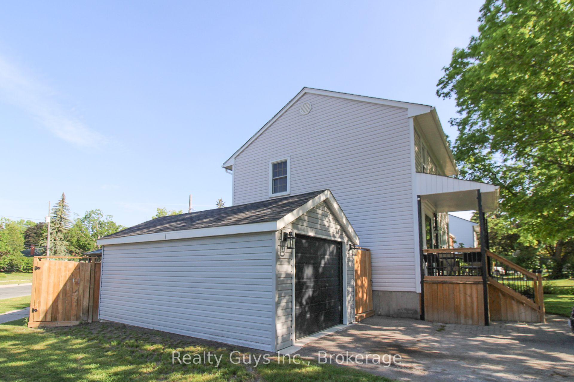 Photo 3 of 727 Chesterfield Avenue, Peterborough, Northcrest Ward 5 — HOMEH