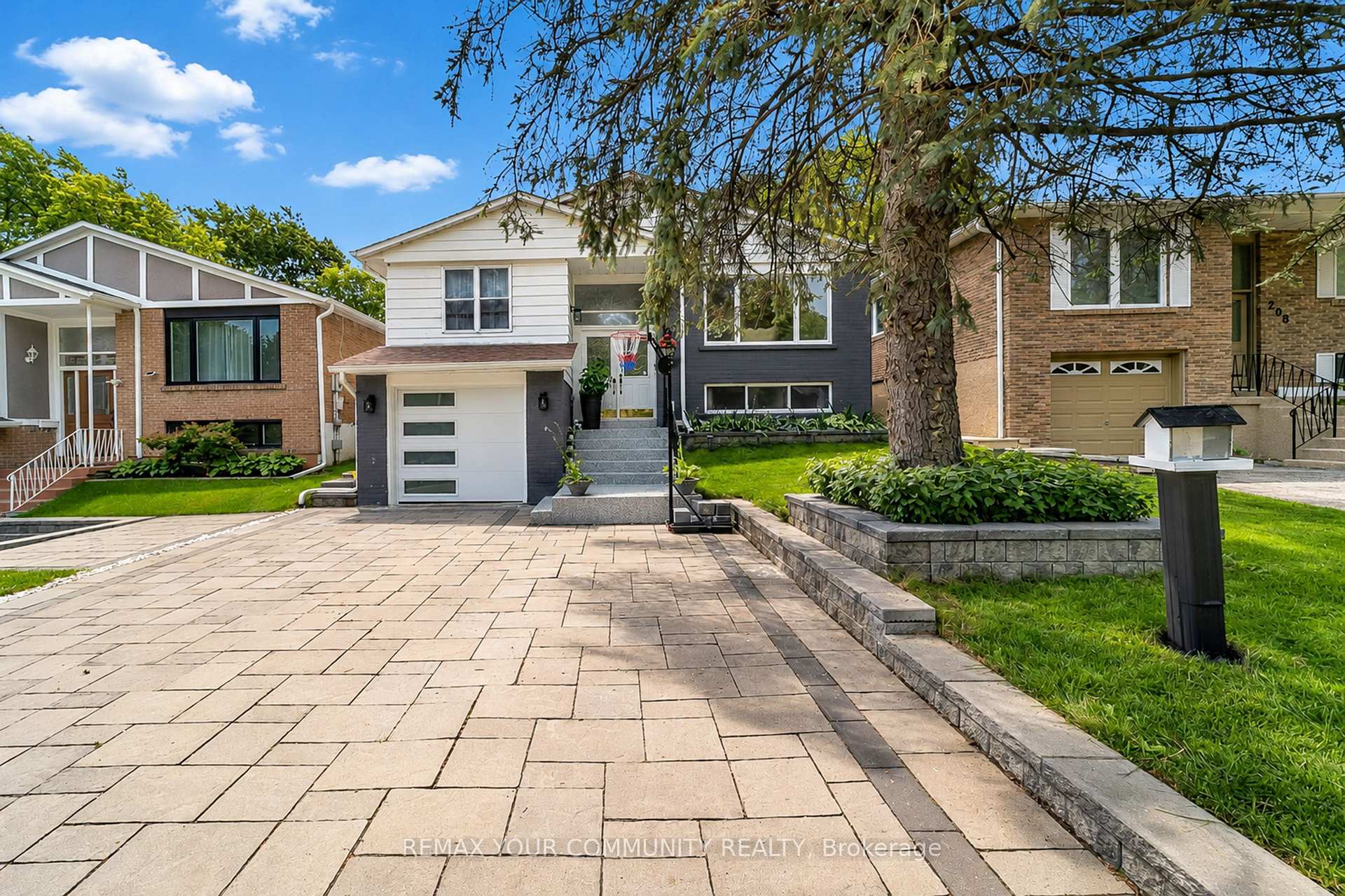 Photo 1 of 210 Currey Crescent, Newmarket, Central Newmarket — HOMEH