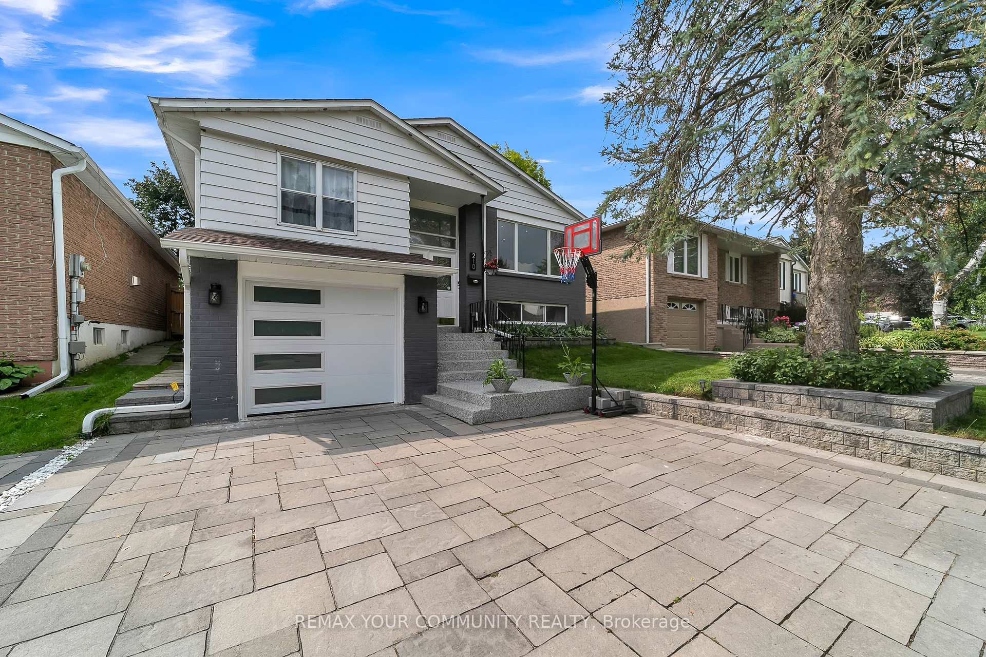 Photo 2 of 210 Currey Crescent, Newmarket, Central Newmarket — HOMEH