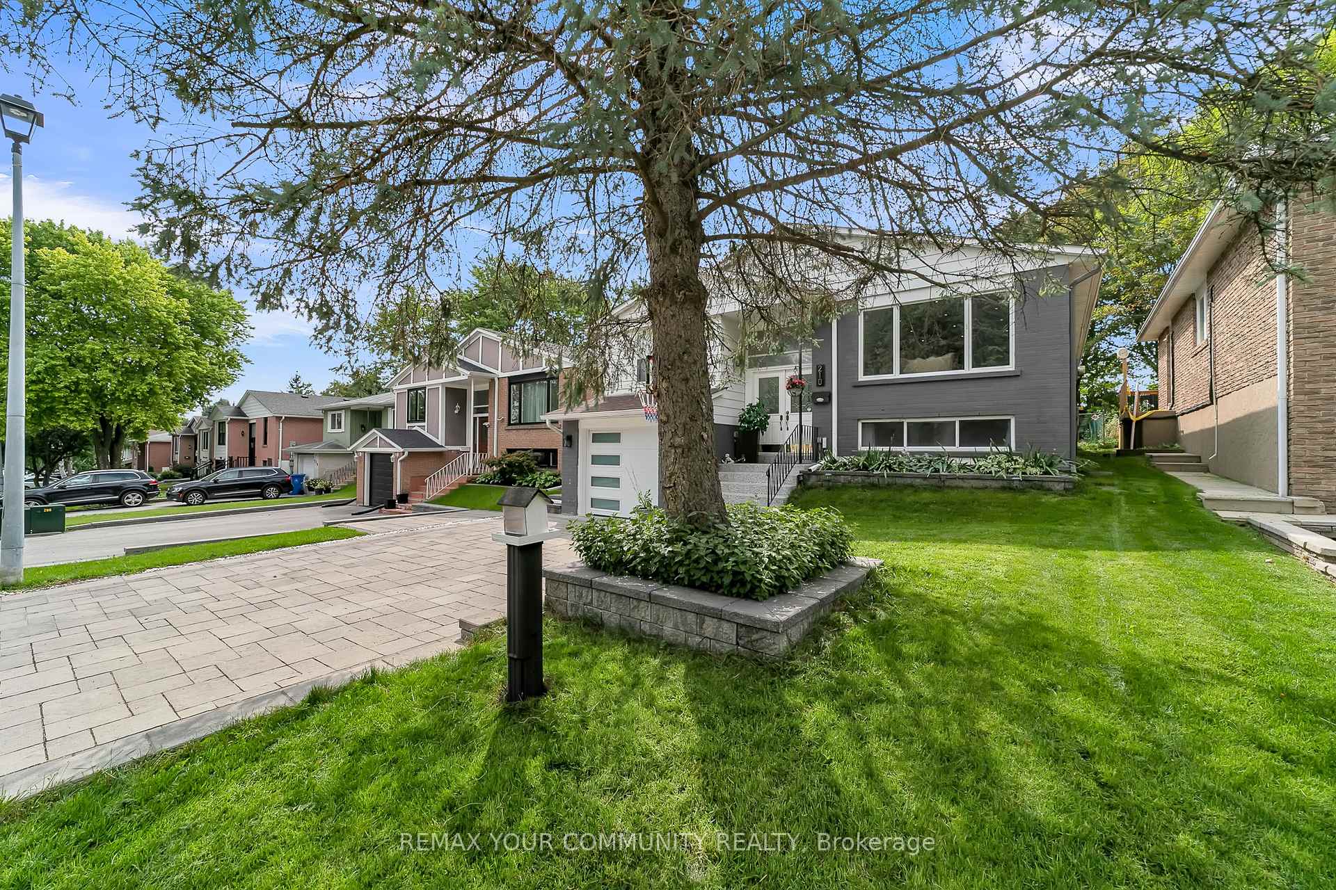 Photo 3 of 210 Currey Crescent, Newmarket, Central Newmarket — HOMEH