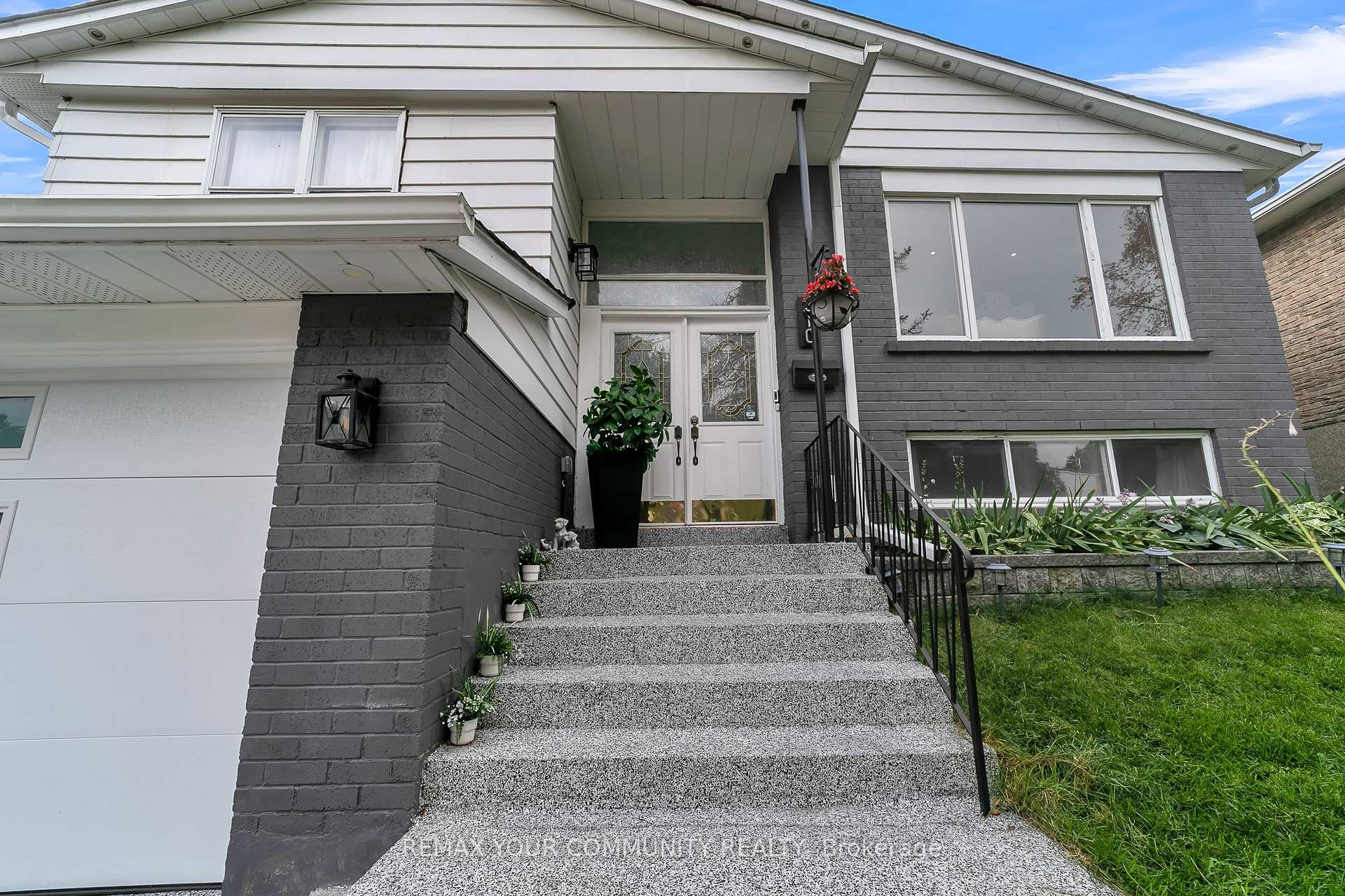 Photo 4 of 210 Currey Crescent, Newmarket, Central Newmarket — HOMEH