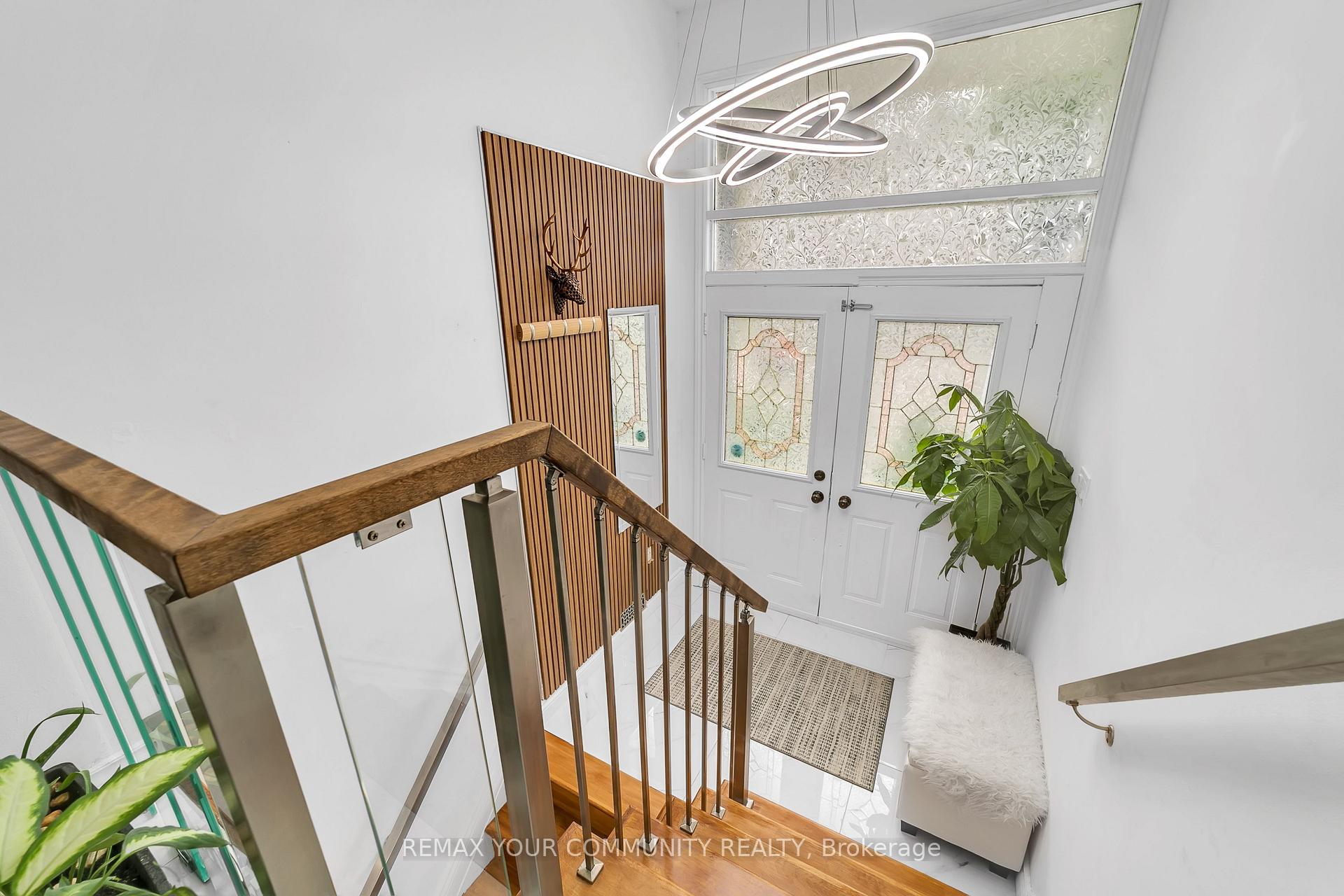 Photo 7 of 210 Currey Crescent, Newmarket, Central Newmarket — HOMEH