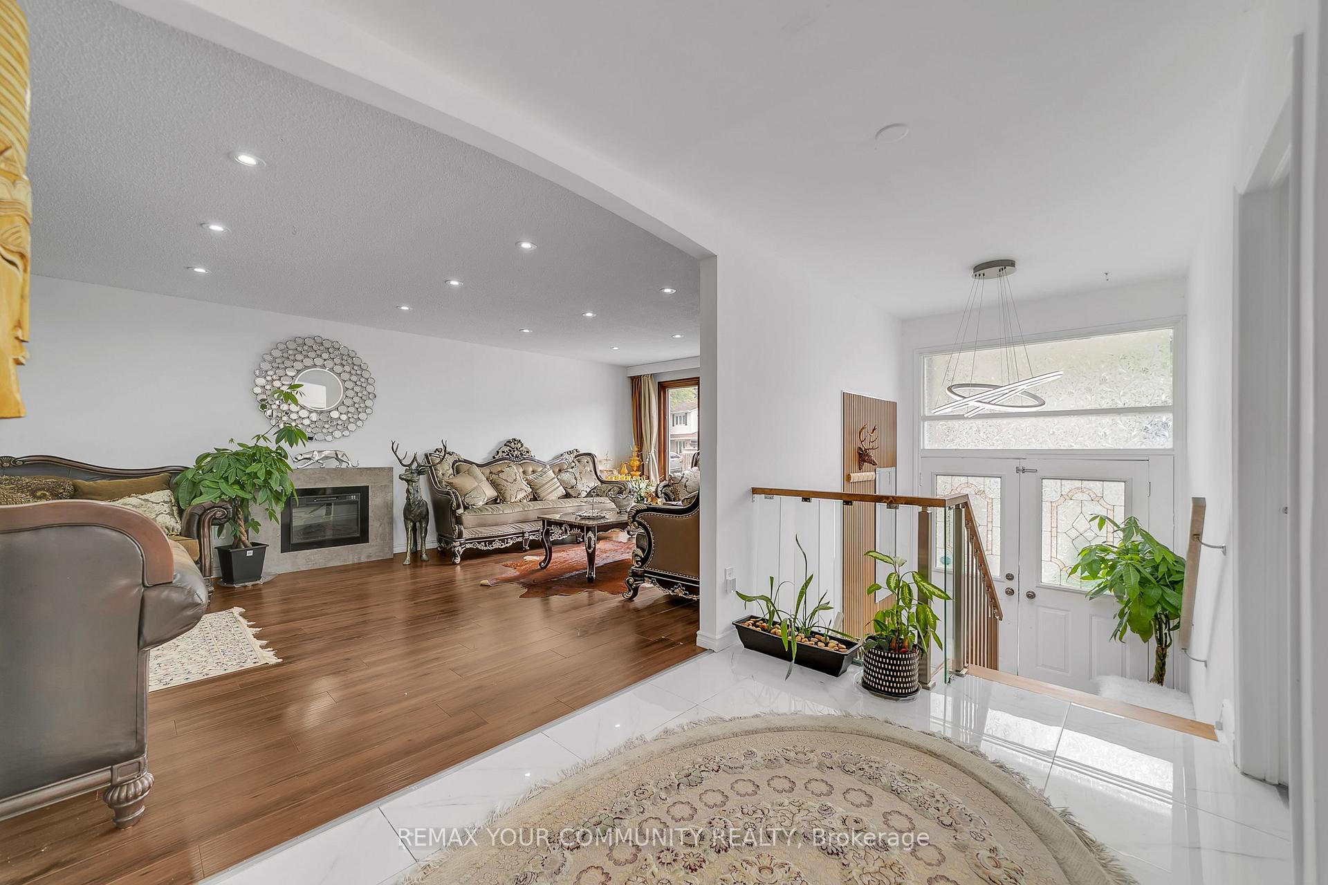 Photo 8 of 210 Currey Crescent, Newmarket, Central Newmarket — HOMEH