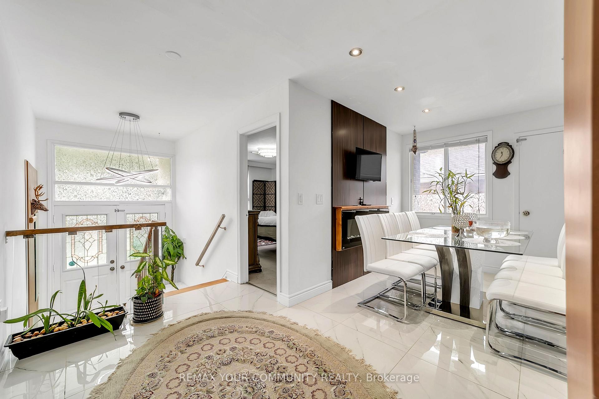 Photo 9 of 210 Currey Crescent, Newmarket, Central Newmarket — HOMEH