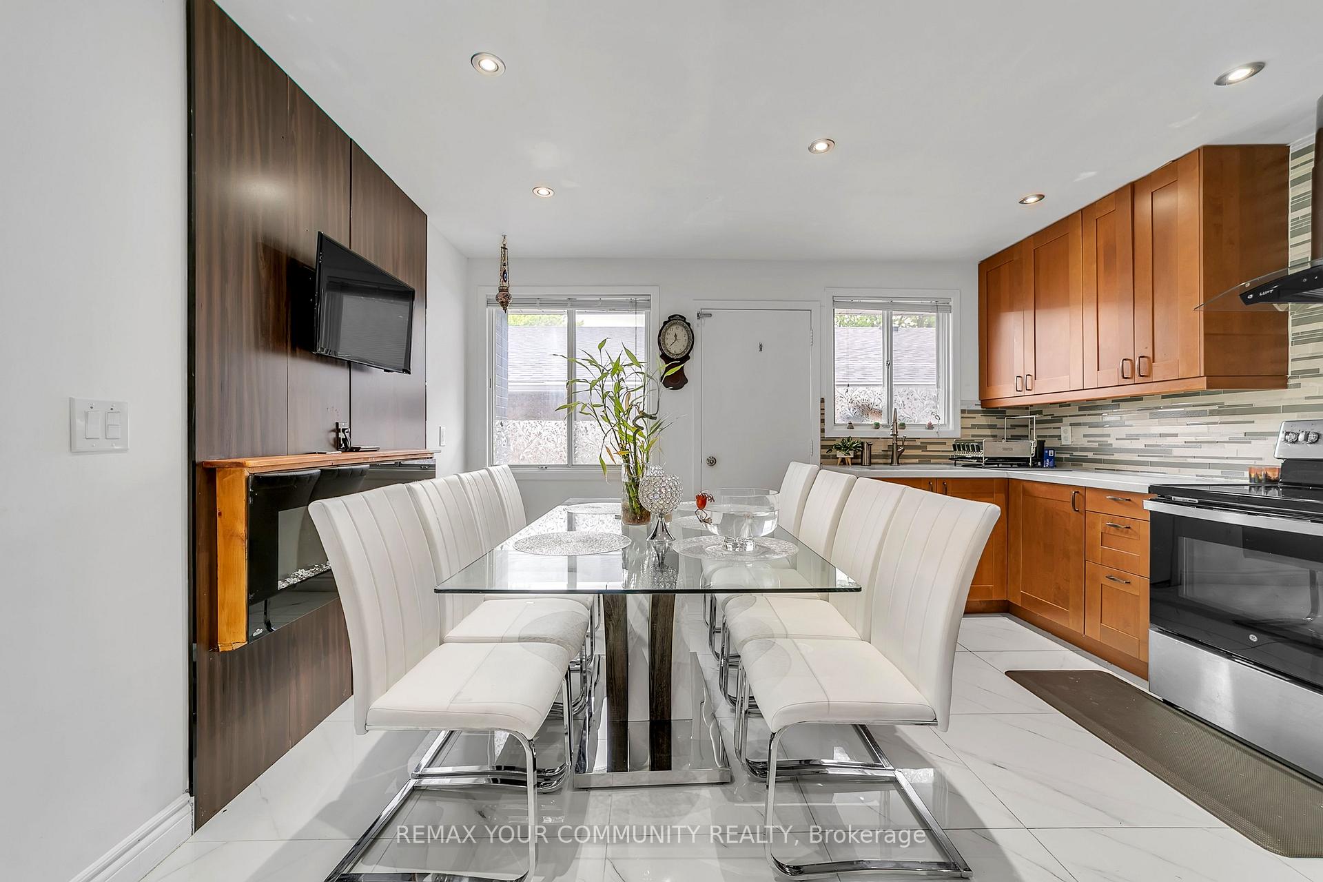 Photo 10 of 210 Currey Crescent, Newmarket, Central Newmarket — HOMEH