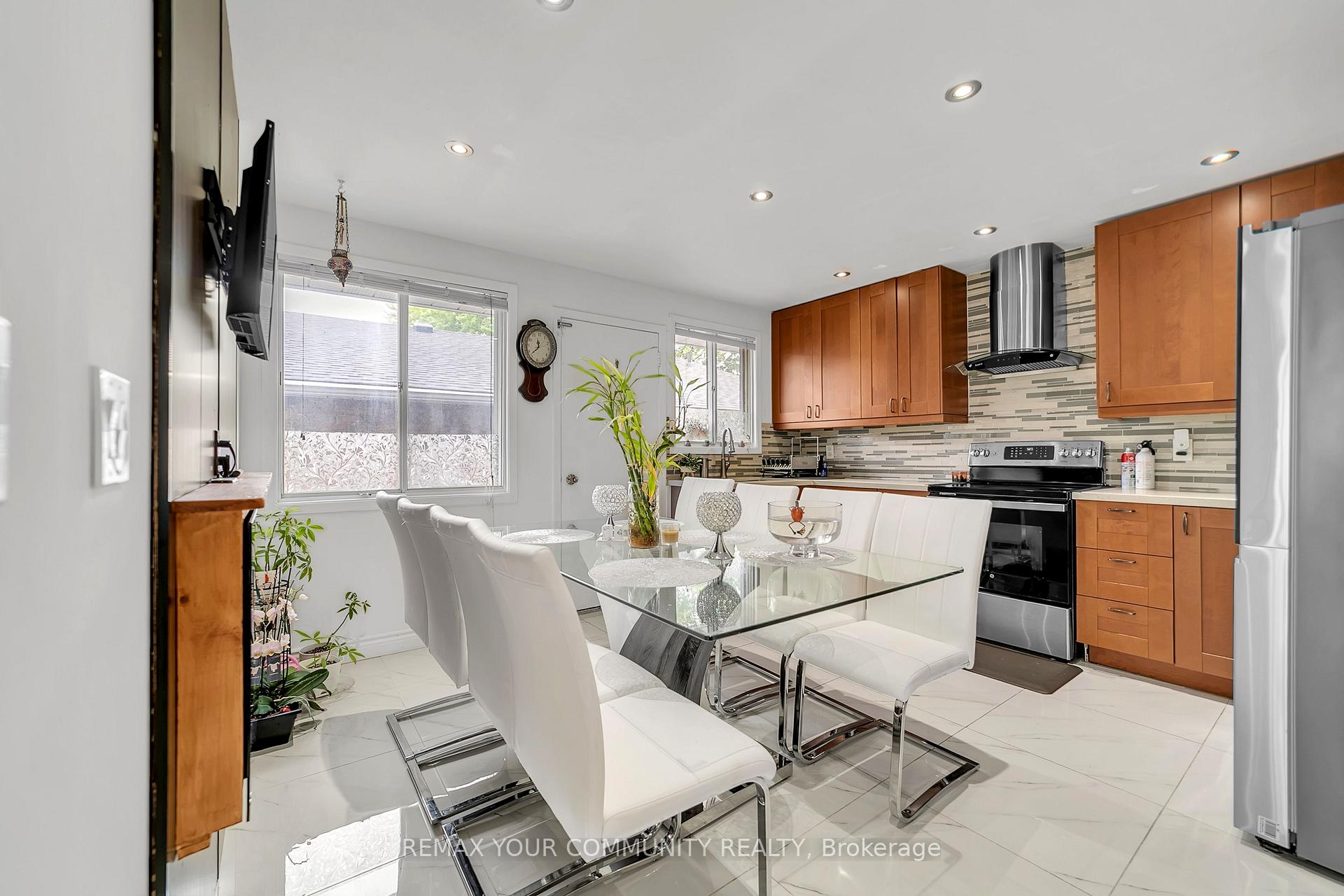 Photo 11 of 210 Currey Crescent, Newmarket, Central Newmarket — HOMEH