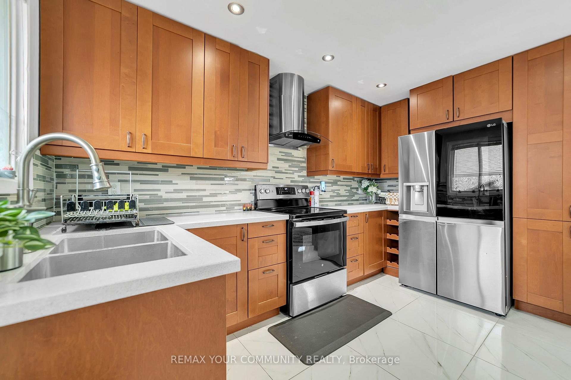 Photo 12 of 210 Currey Crescent, Newmarket, Central Newmarket — HOMEH