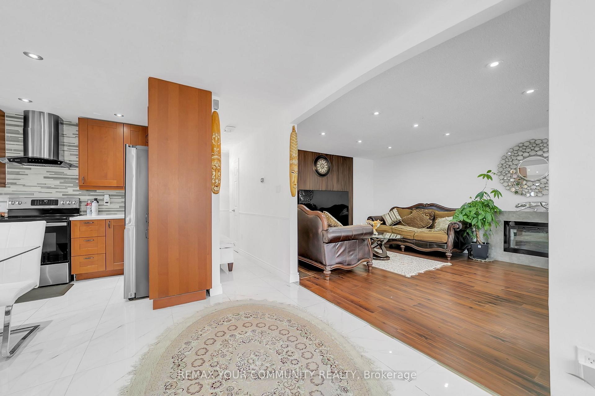 Photo 13 of 210 Currey Crescent, Newmarket, Central Newmarket — HOMEH
