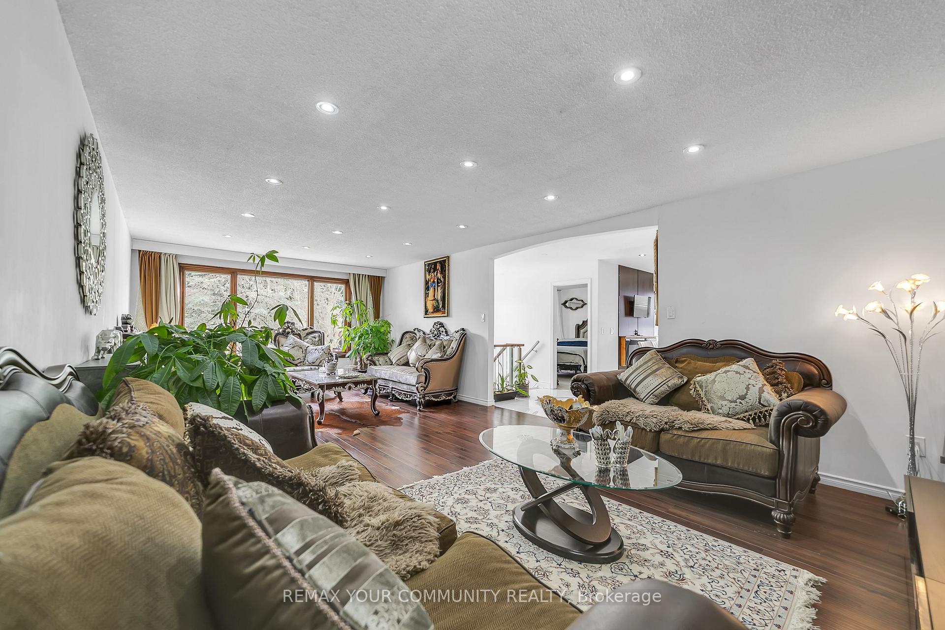 Photo 14 of 210 Currey Crescent, Newmarket, Central Newmarket — HOMEH