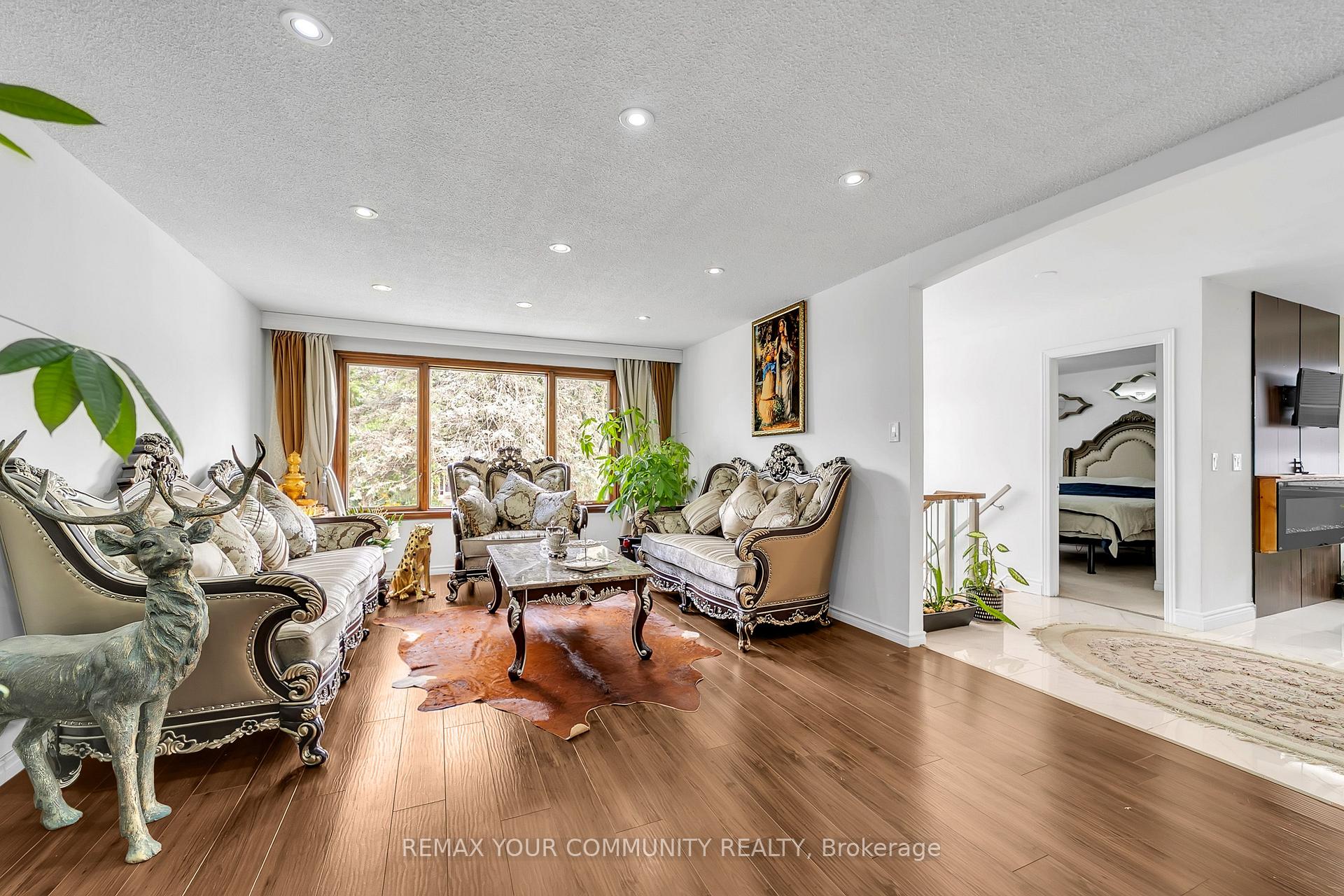 Photo 15 of 210 Currey Crescent, Newmarket, Central Newmarket — HOMEH