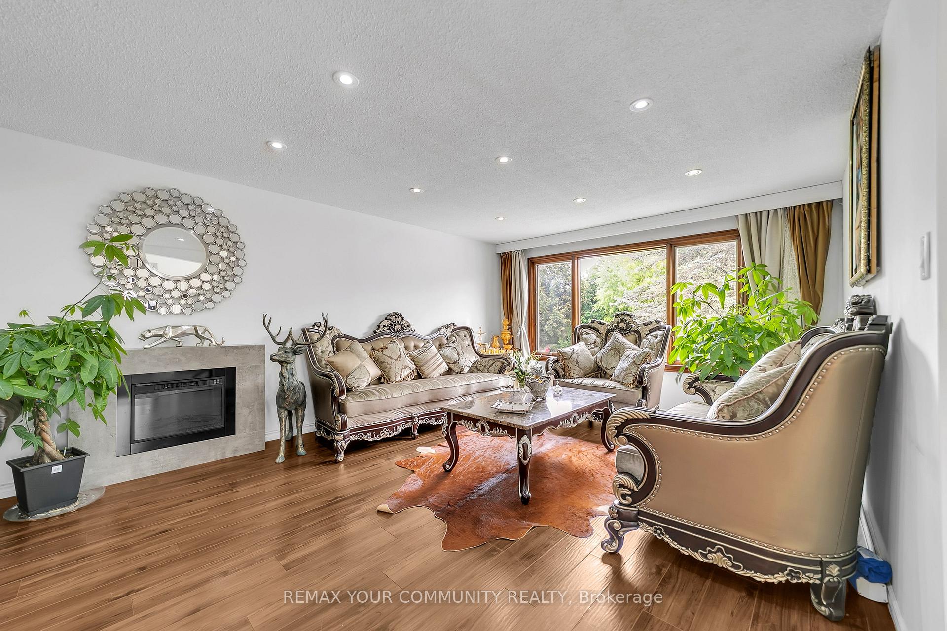 Photo 16 of 210 Currey Crescent, Newmarket, Central Newmarket — HOMEH