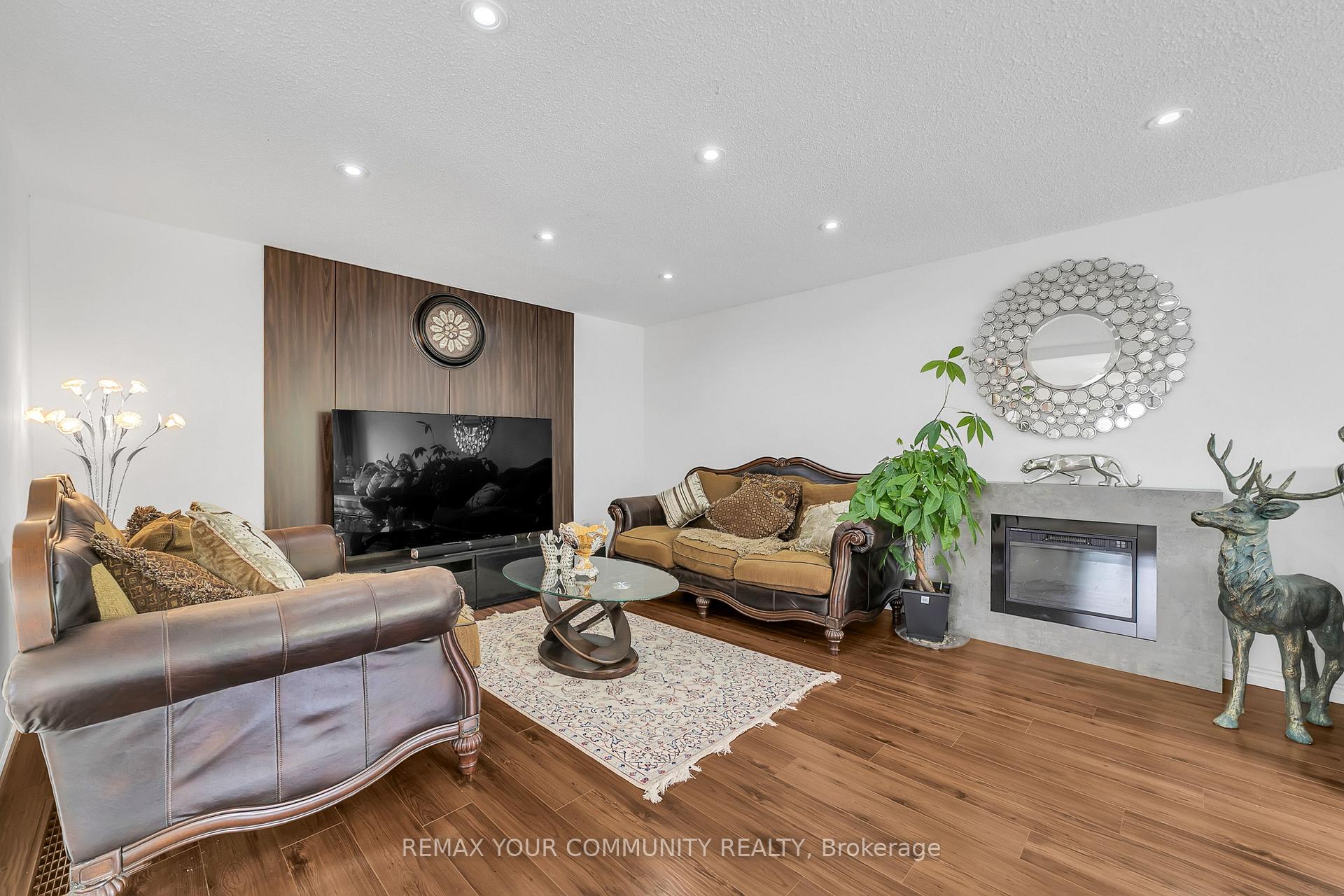 Photo 17 of 210 Currey Crescent, Newmarket, Central Newmarket — HOMEH