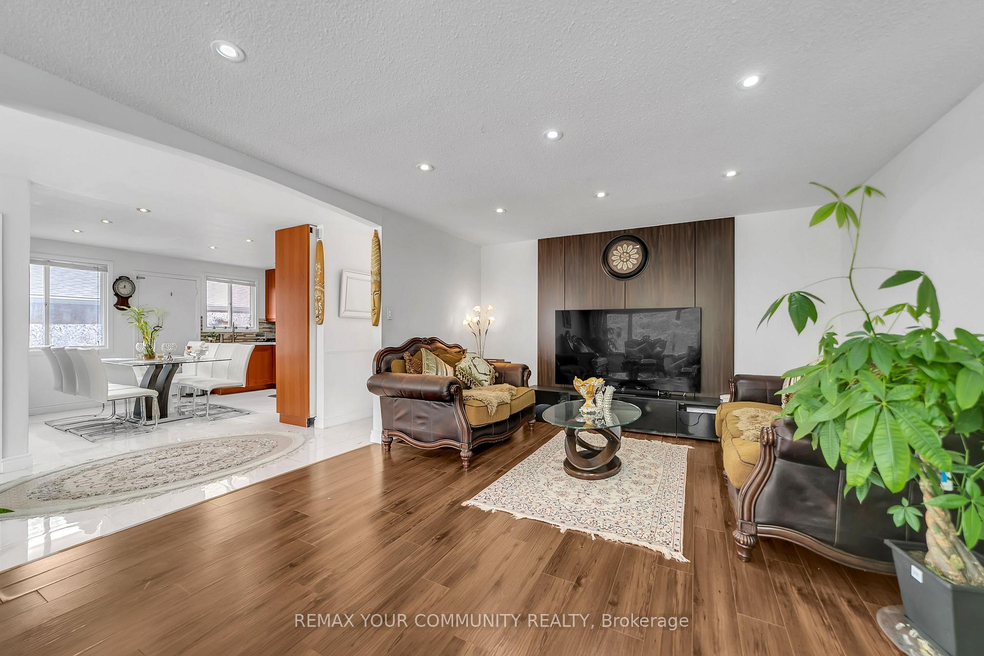 Photo 19 of 210 Currey Crescent, Newmarket, Central Newmarket — HOMEH