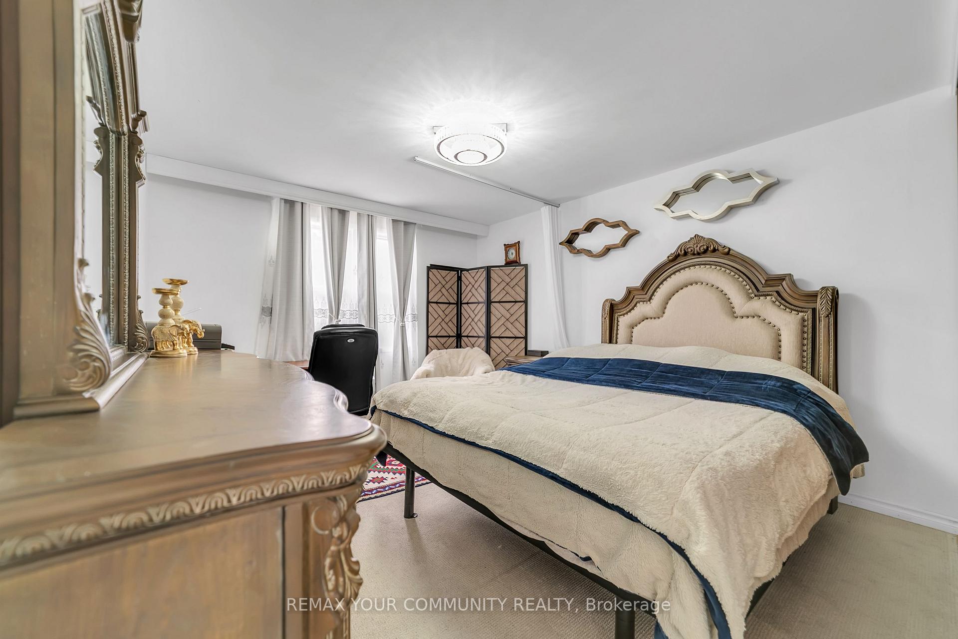 Photo 20 of 210 Currey Crescent, Newmarket, Central Newmarket — HOMEH