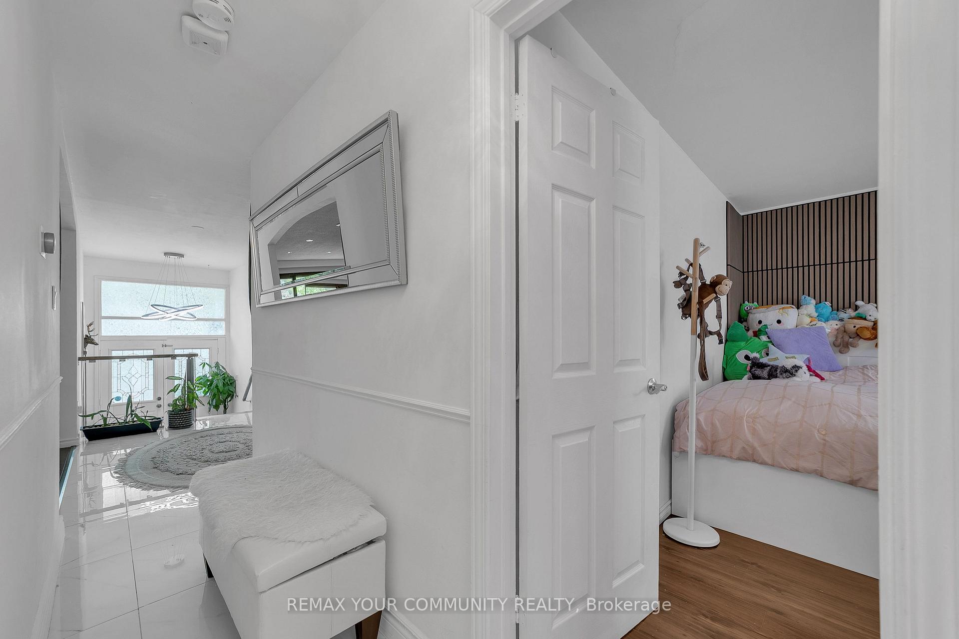 Photo 22 of 210 Currey Crescent, Newmarket, Central Newmarket — HOMEH