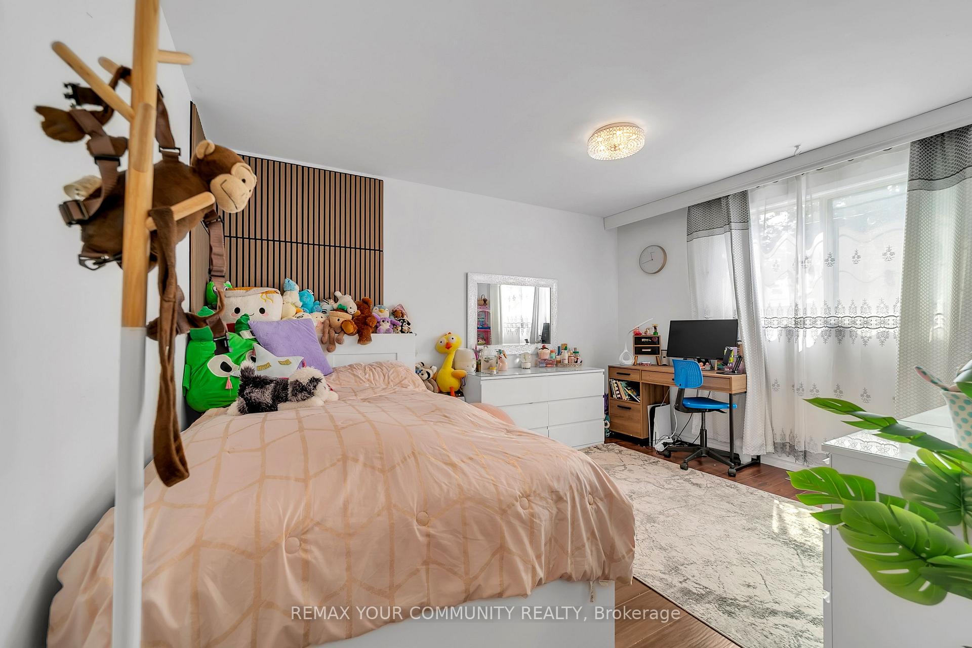 Photo 23 of 210 Currey Crescent, Newmarket, Central Newmarket — HOMEH