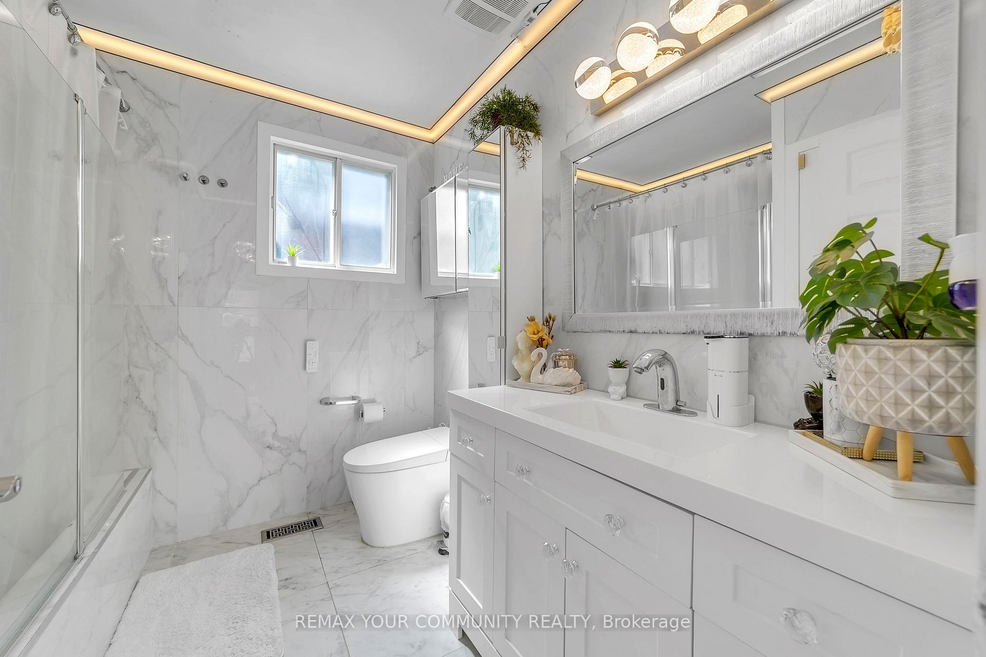 Photo 25 of 210 Currey Crescent, Newmarket, Central Newmarket — HOMEH
