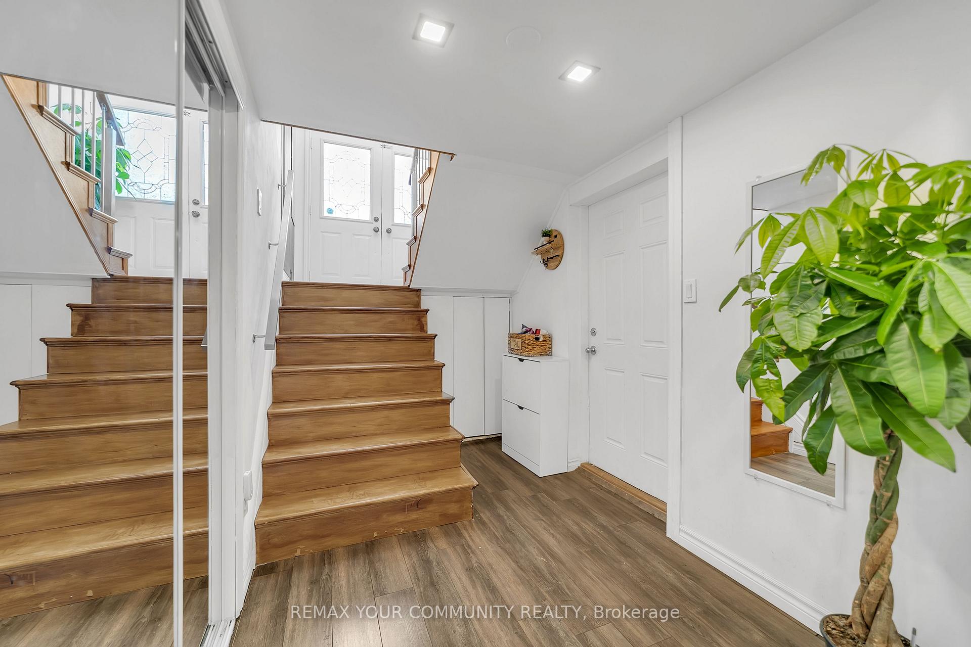 Photo 27 of 210 Currey Crescent, Newmarket, Central Newmarket — HOMEH